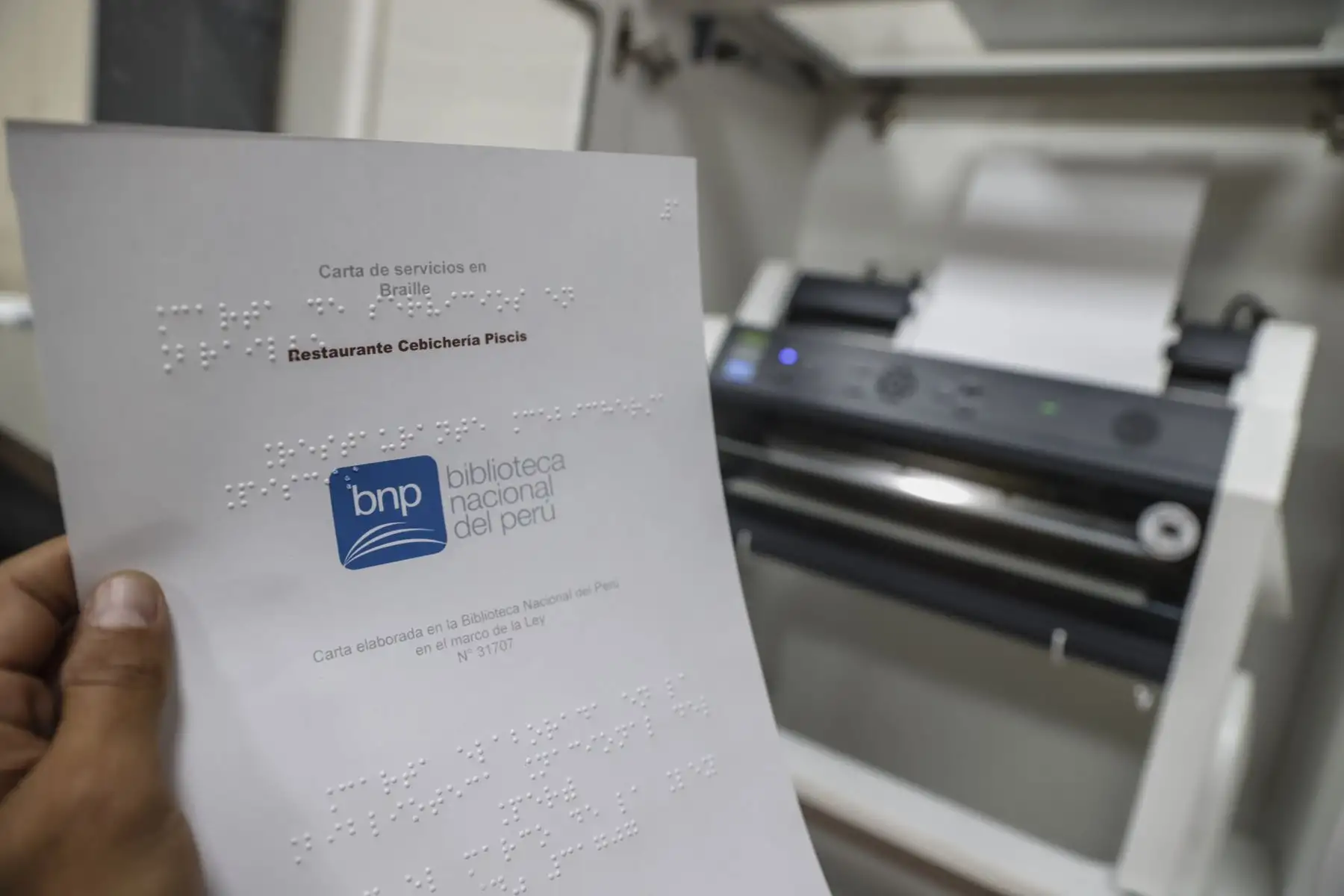 La Biblioteca Nacional del Perú (BNP) lanzó el servicio de transcripción e impresión en sistema Braille para restaurantes y empresas hoteleras. El servicio que tendrá un costo accesible, está a cargo de personas con discapacidad visual especializados en adaptación e impresión en sistema Braille y permitira que los restaurantes y los diferentes negocios puedan ofrecer sus menús, cartas y servicios en braille.
Foto: ANDINA/Andrés Valle