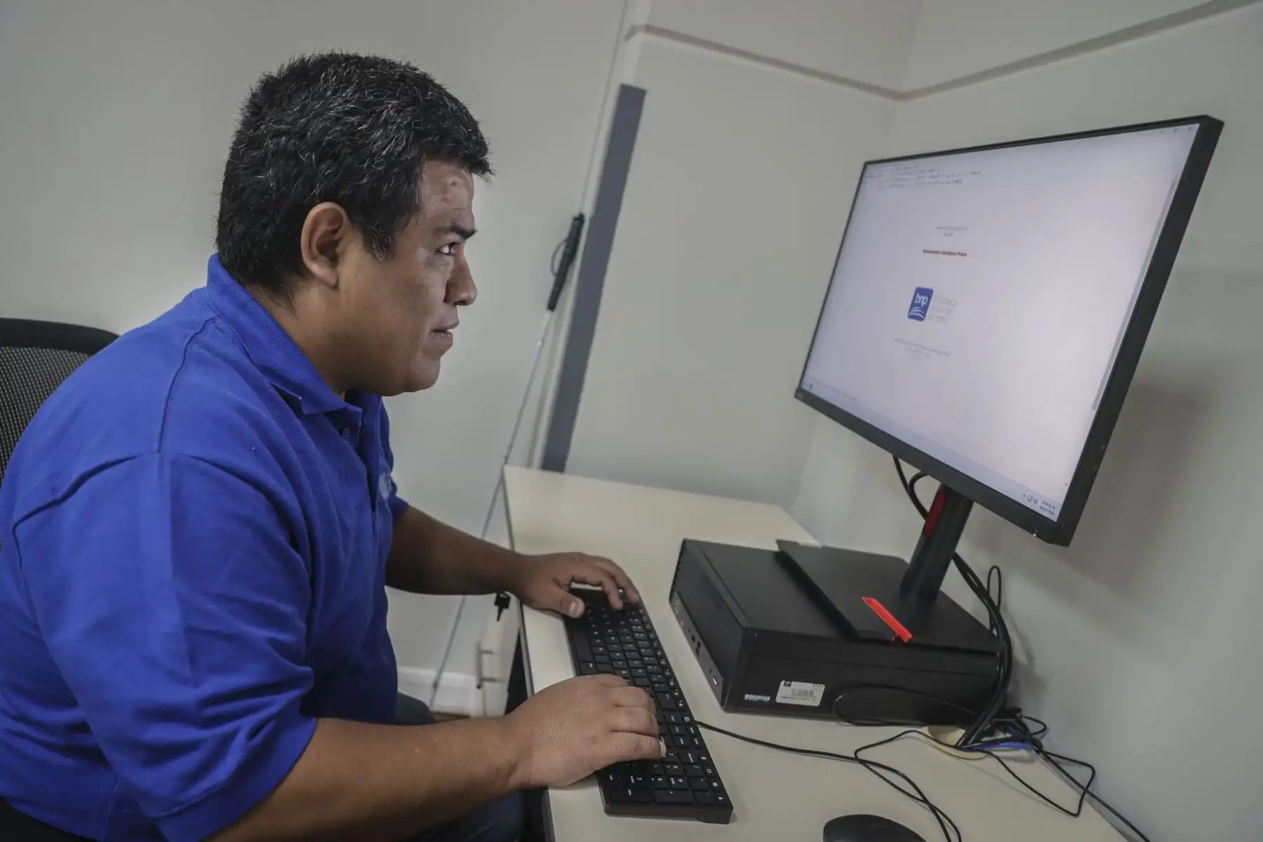La Biblioteca Nacional del Perú (BNP)tiene un servicio de transcripción e impresión en sistema Braille para que las personas con discapacidad visual puedan "leer" los servicios que brindan los restaurantes y hoteles.
Foto: ANDINA/Andrés Valle