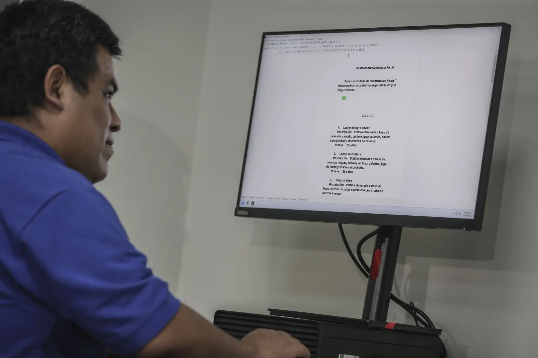 La Biblioteca Nacional del Perú (BNP) lanzó el servicio de transcripción e impresión en sistema Braille para restaurantes y empresas hoteleras. El servicio que tendrá un costo accesible, está a cargo de personas con discapacidad visual especializados en adaptación e impresión en sistema Braille y permitira que los restaurantes y los diferentes negocios puedan ofrecer sus menús, cartas y servicios en braille.
Foto: ANDINA/Andrés Valle