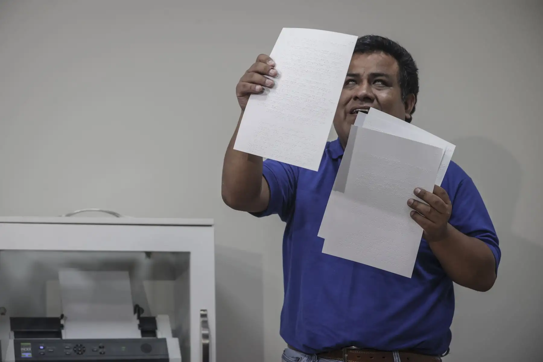 La Biblioteca Nacional del Perú (BNP)tiene un servicio de transcripción e impresión en sistema Braille para que las personas con discapacidad visual puedan "leer" los servicios que brindan los restaurantes y hoteles.
Foto: ANDINA/Andrés Valle