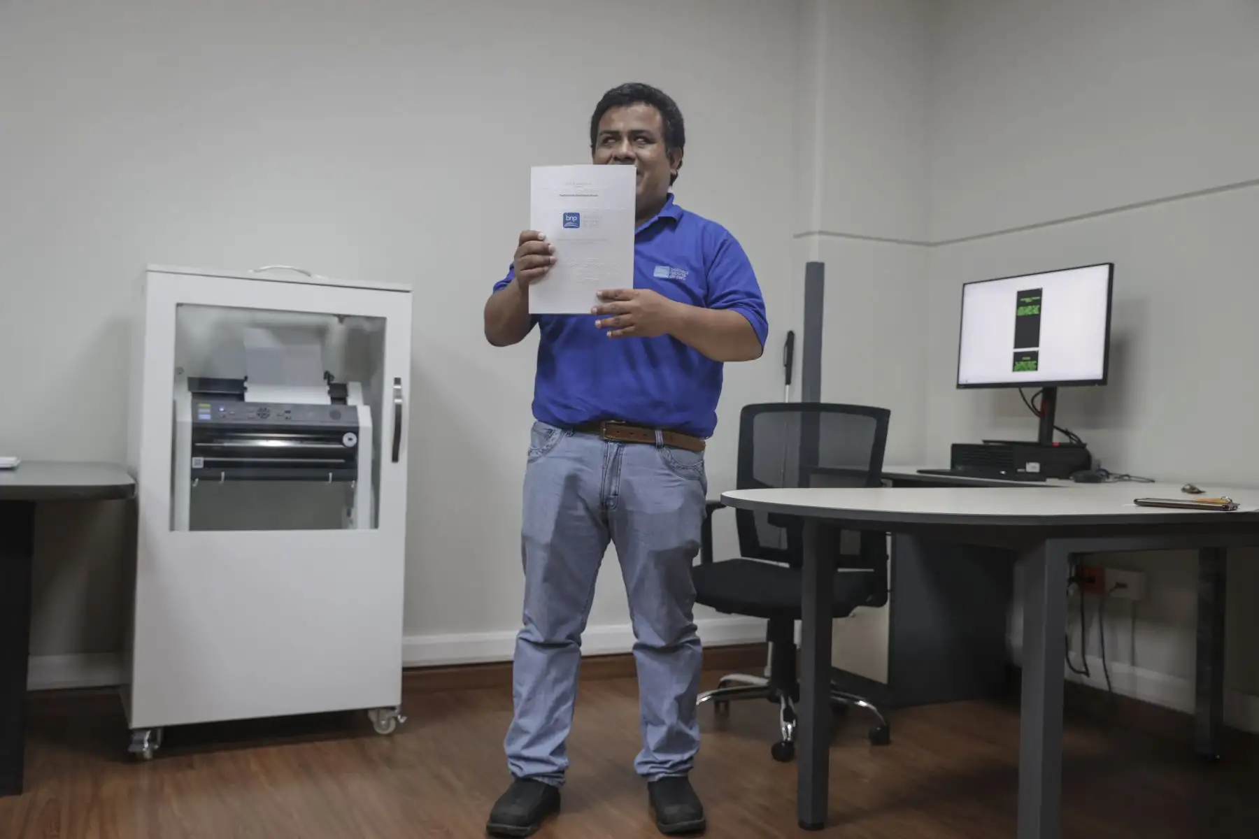 La Biblioteca Nacional del Perú (BNP) lanzó el servicio de transcripción e impresión en sistema Braille para restaurantes y empresas hoteleras. El servicio que tendrá un costo accesible, está a cargo de personas con discapacidad visual especializados en adaptación e impresión en sistema Braille y permitira que los restaurantes y los diferentes negocios puedan ofrecer sus menús, cartas y servicios en braille.
Foto: ANDINA/Andrés Valle