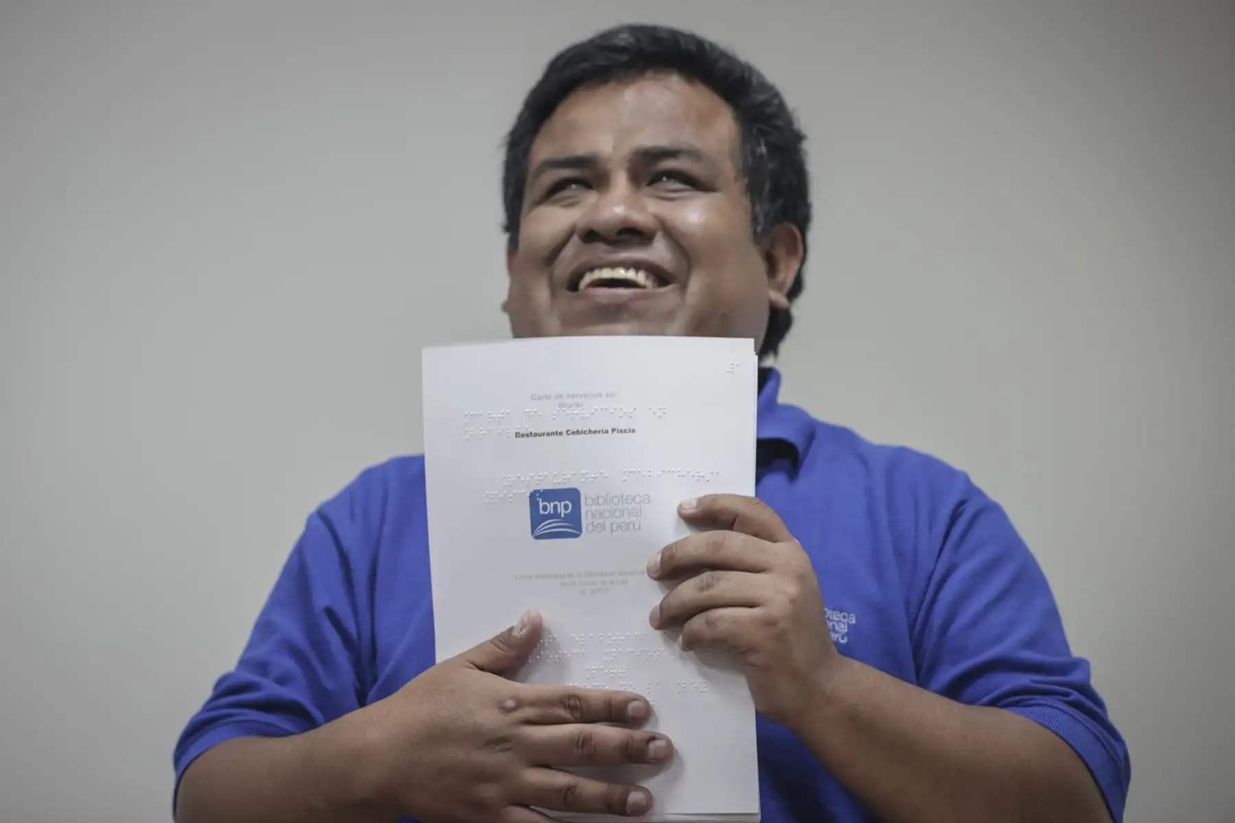 La Biblioteca Nacional del Perú (BNP) lanzó el servicio de transcripción e impresión en sistema Braille para restaurantes y empresas hoteleras. El servicio que tendrá un costo accesible, está a cargo de personas con discapacidad visual especializados en adaptación e impresión en sistema Braille y permitira que los restaurantes y los diferentes negocios puedan ofrecer sus menús, cartas y servicios en braille.
Foto: ANDINA/Andrés Valle