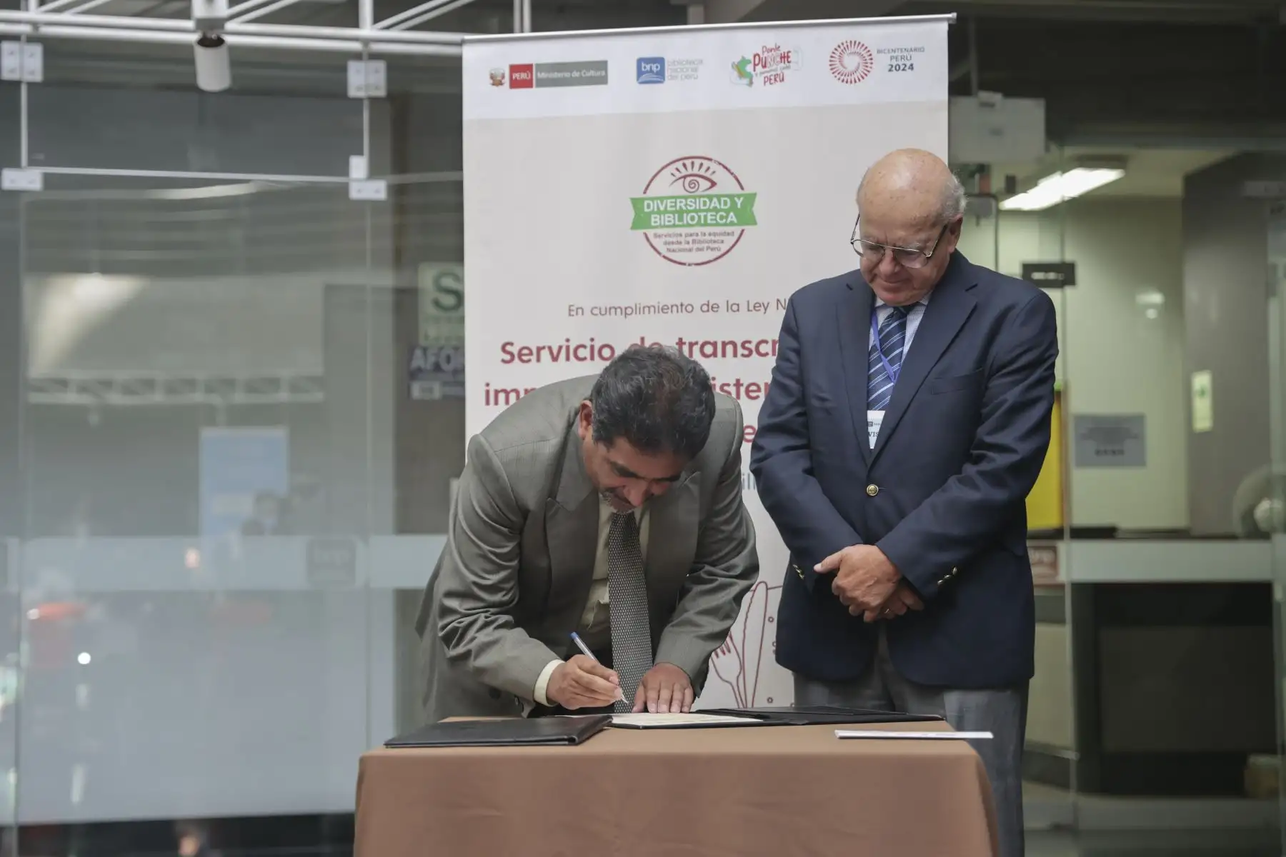 La actividad contó con la presencia del jefe institucional de la BNP, Boris Espezúa; el gerente general de la Cámara Nacional de Turismo (CANATUR), Carlos Loayza Camarena; y representantes de la Asociación de Hoteles y Restaurantes (AHORA), quienes firmaron una carta de compromiso para la difusión del servicio entre sus asociados.
Foto: ANDINA/Andrés Valle