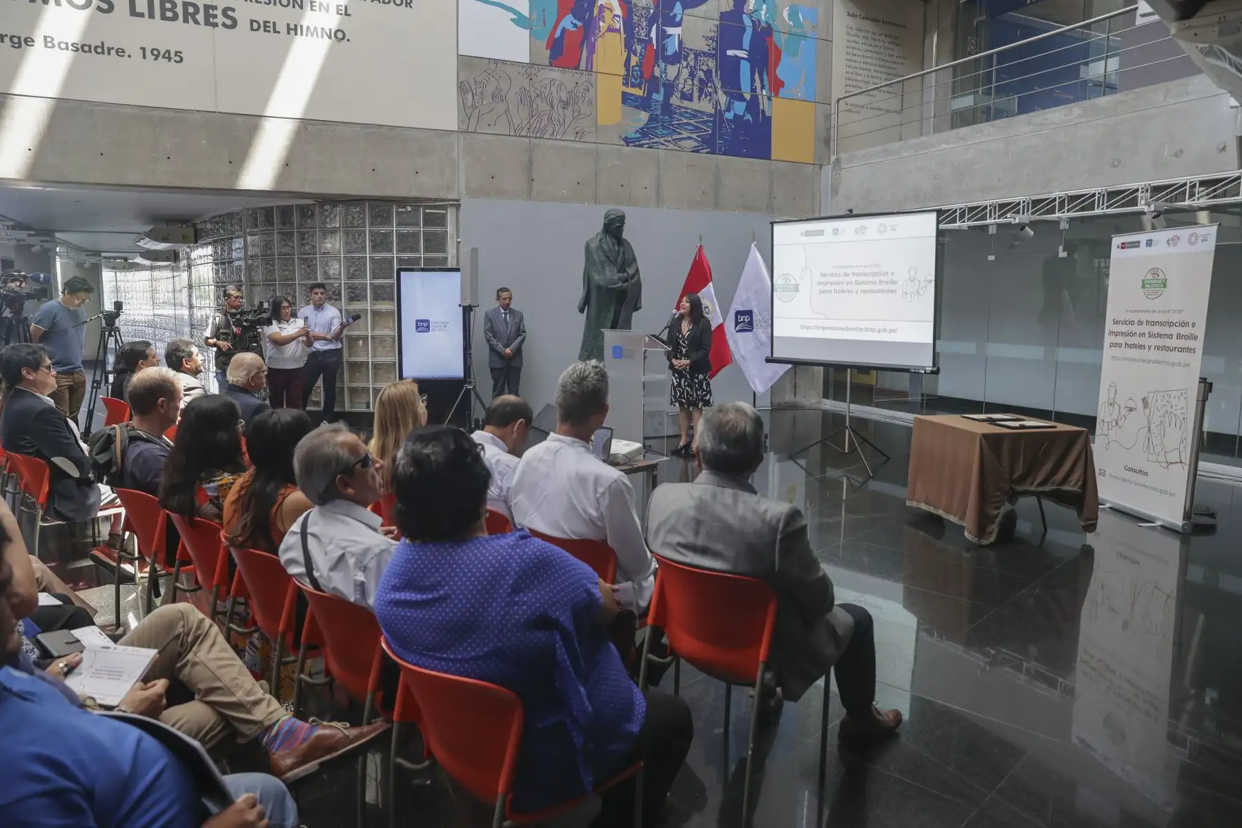 También estuvieron presentes la presidenta del CONADIS, Sandra Piro; representantes de la Unión Nacional de Ciegos del Perú, empresas como el Hotel Marriot, Hotel Costa del Sol, Restaurante Cevichería Piscis, Karamba Resto – Bar, Grupo La Muralla y Segundo Muelle Restaurantes.

Foto: ANDINA/Andrés Valle
