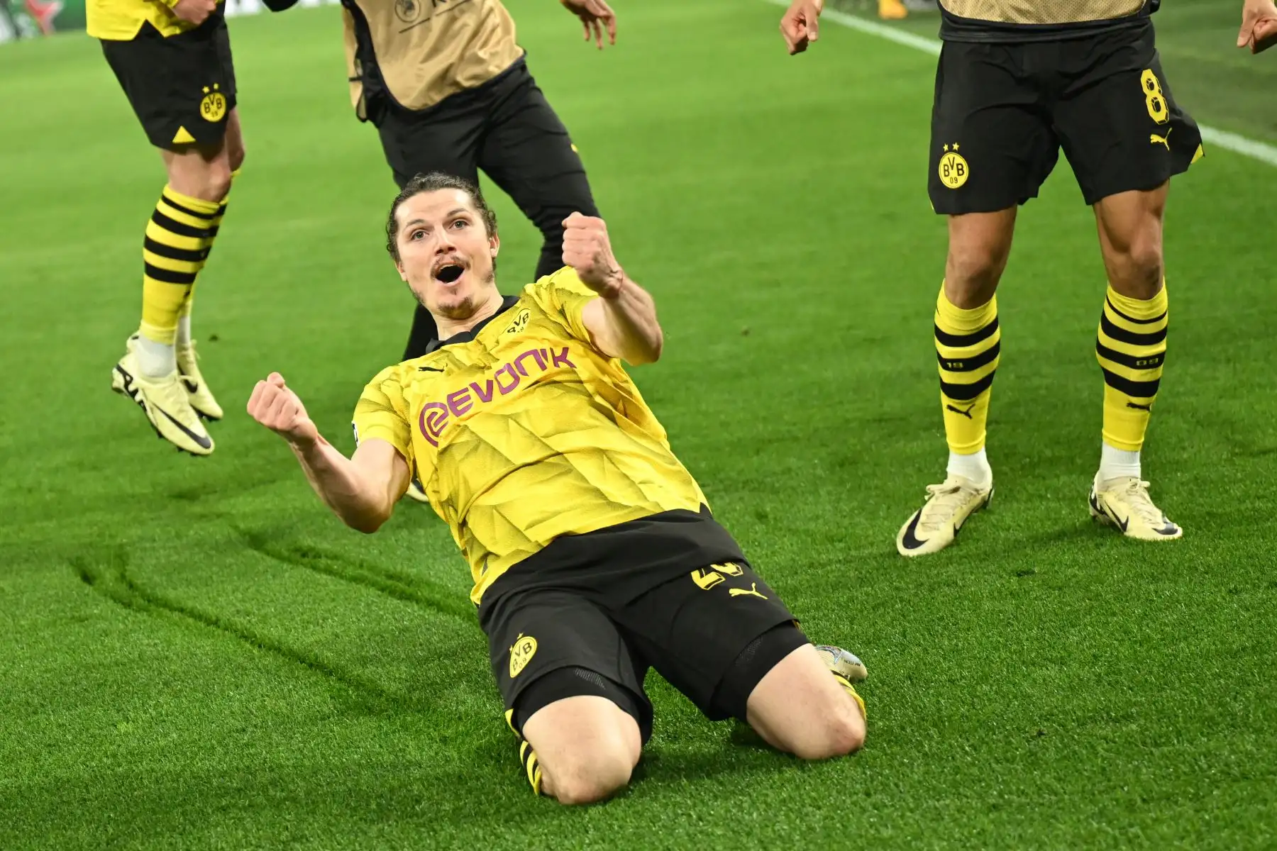 El centrocampista austriaco de Dortmund Marcel Sabitzer celebra marcar el cuarto gol de su equipo 4:2 durante el partido de fútbol de vuelta de los cuartos de final de la Liga de Campeones de la UEFA entre el Borussia Dortmund y el Atlético de Madrid en Dortmund.
Foto: AFP