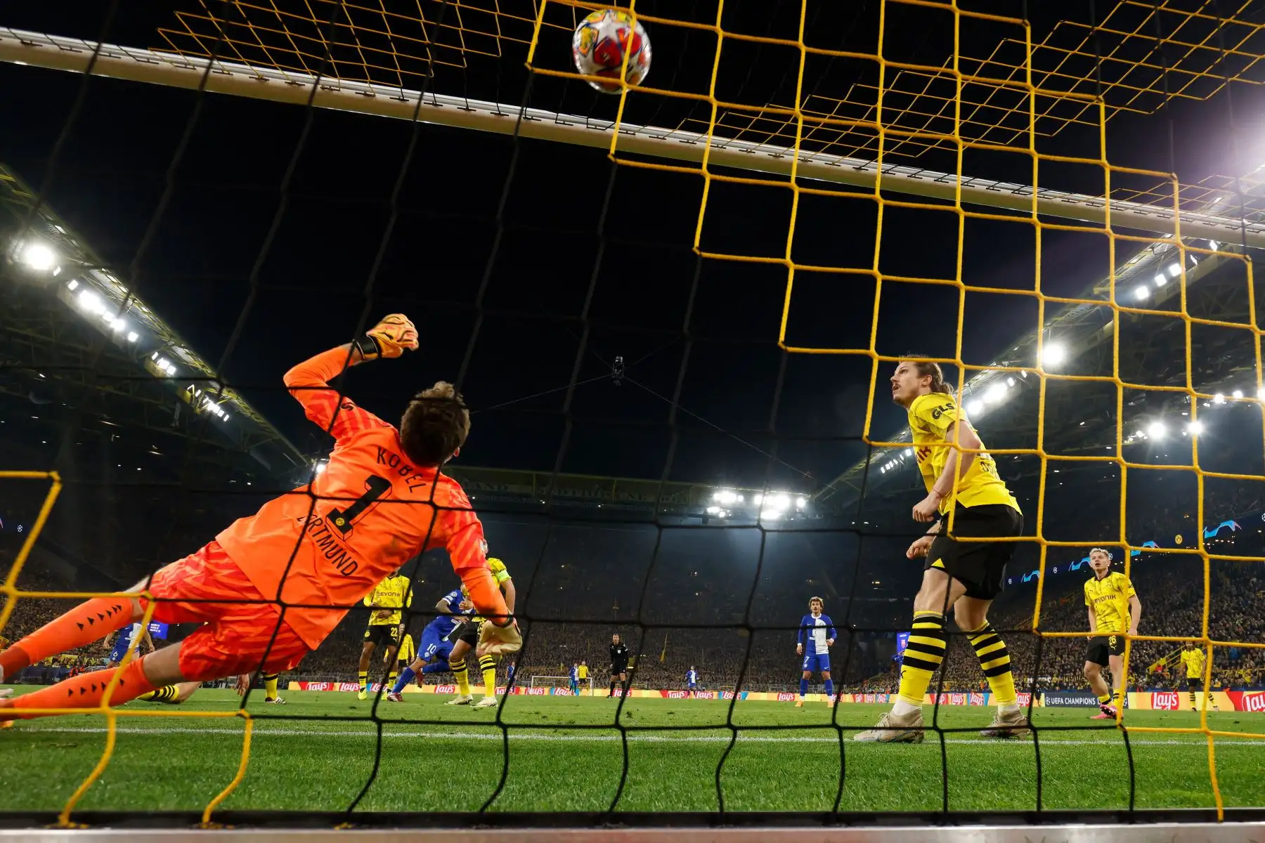 El delantero argentino del Atlético de Madrid , Angel Correa anota el gol 2-2 ante el portero suizo del Dortmund , Gregor Kobel durante el partido de fútbol de vuelta de los cuartos de final de la Liga de Campeones de la UEFA entre el Borussia Dortmund y el Atlético de Madrid en Dortmund, Alemania occidental.
Foto: AFP