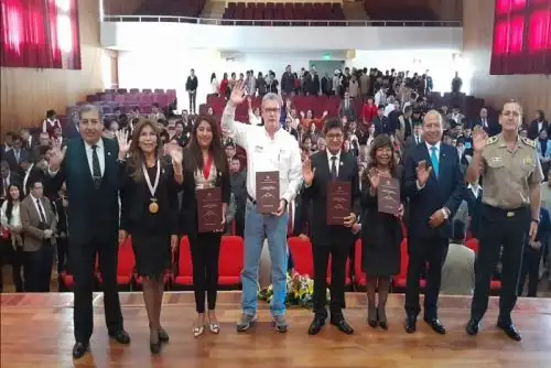 El documento fue presentado por el gobernador Rohel Sánchez Sánchez y la gerenta de Educación, Cecilia Jarita Padilla; con asistencia del ministro de Educación.