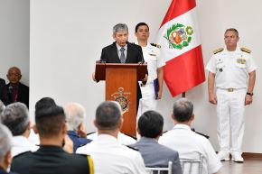 Ministro de Economía y Finanzas, José Arista Arbildo, participa en la firma del contrato entre SIMA Perú y Hyundai Heavy Industries, para desarrollar la industria naval en el país. Foto: Cortesía.