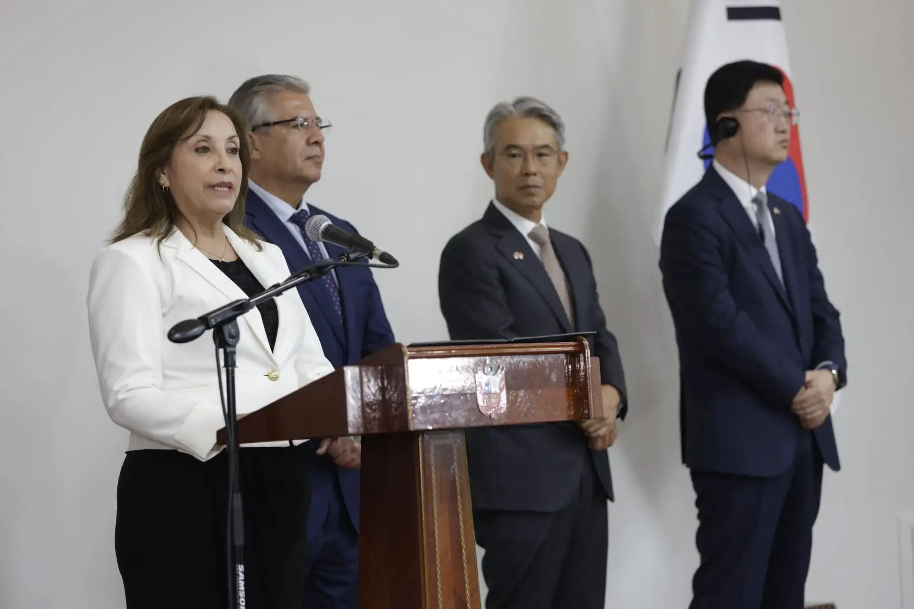 Presidenta Dina Boluarte participa de la suscripción del contrato entre SIMA y HD Hyundai Heavy Industries, para la coproducción de 4 unidades navales.
Foto: ANDINA/Prensa Presidencia