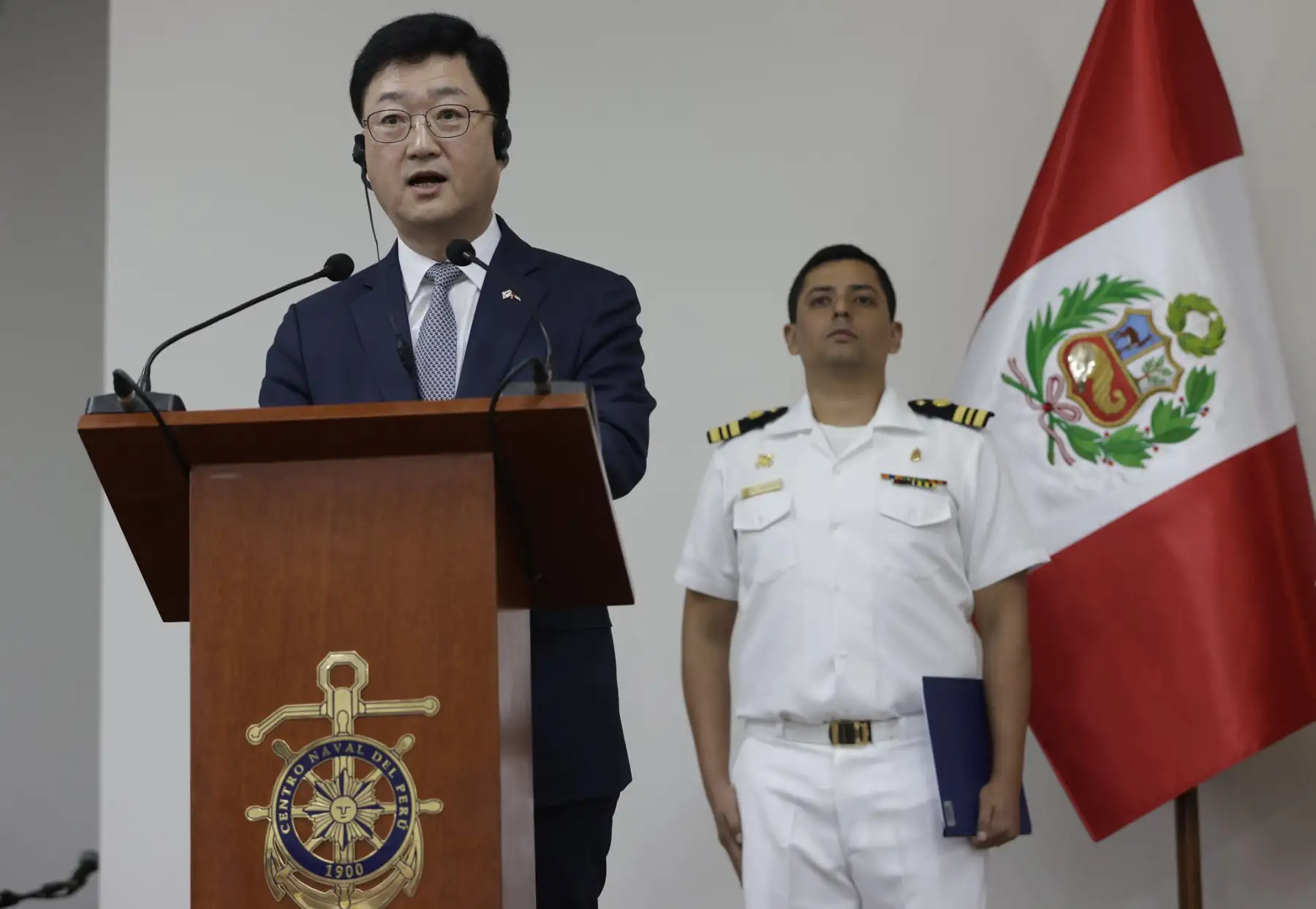 Presidenta Dina Boluarte participa de la suscripción del contrato entre SIMA y HD Hyundai Heavy Industries, para la coproducción de 4 unidades navales.
Foto: ANDINA/Prensa Presidencia