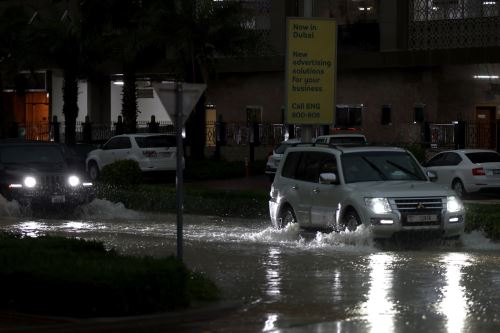 Fuertes lluvias cayeron este martes en Dubái, interrumpiendo carreteras y obligando a la cancelación de vuelos. Foto: EFE