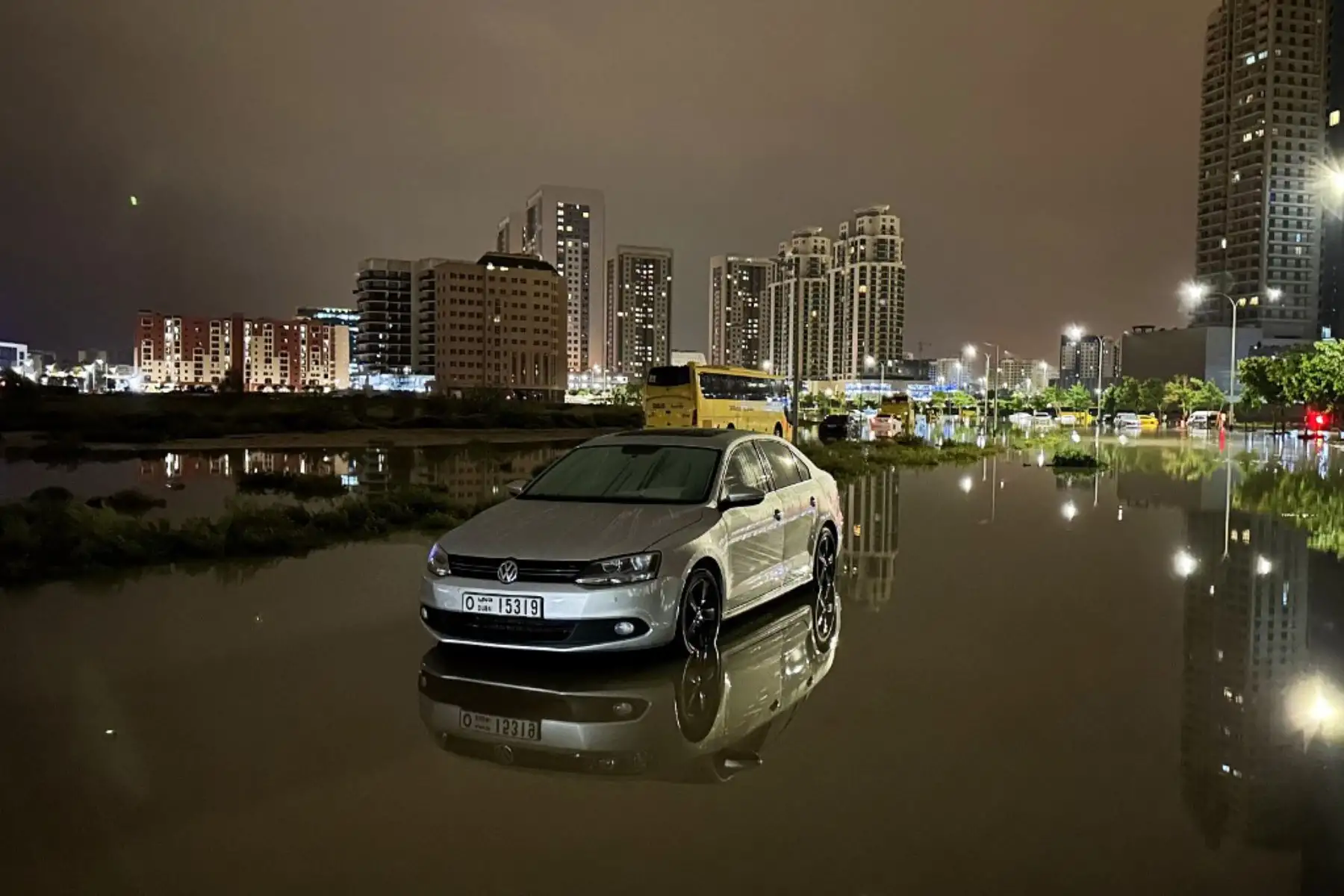 Las inusuales lluvias torrenciales en Dubái provocaron inundaciones en las modernas autopistas y caos en el aeropuerto el miércoles, después de que una tormenta provocara un récord de precipitaciones.  Foto: AFP