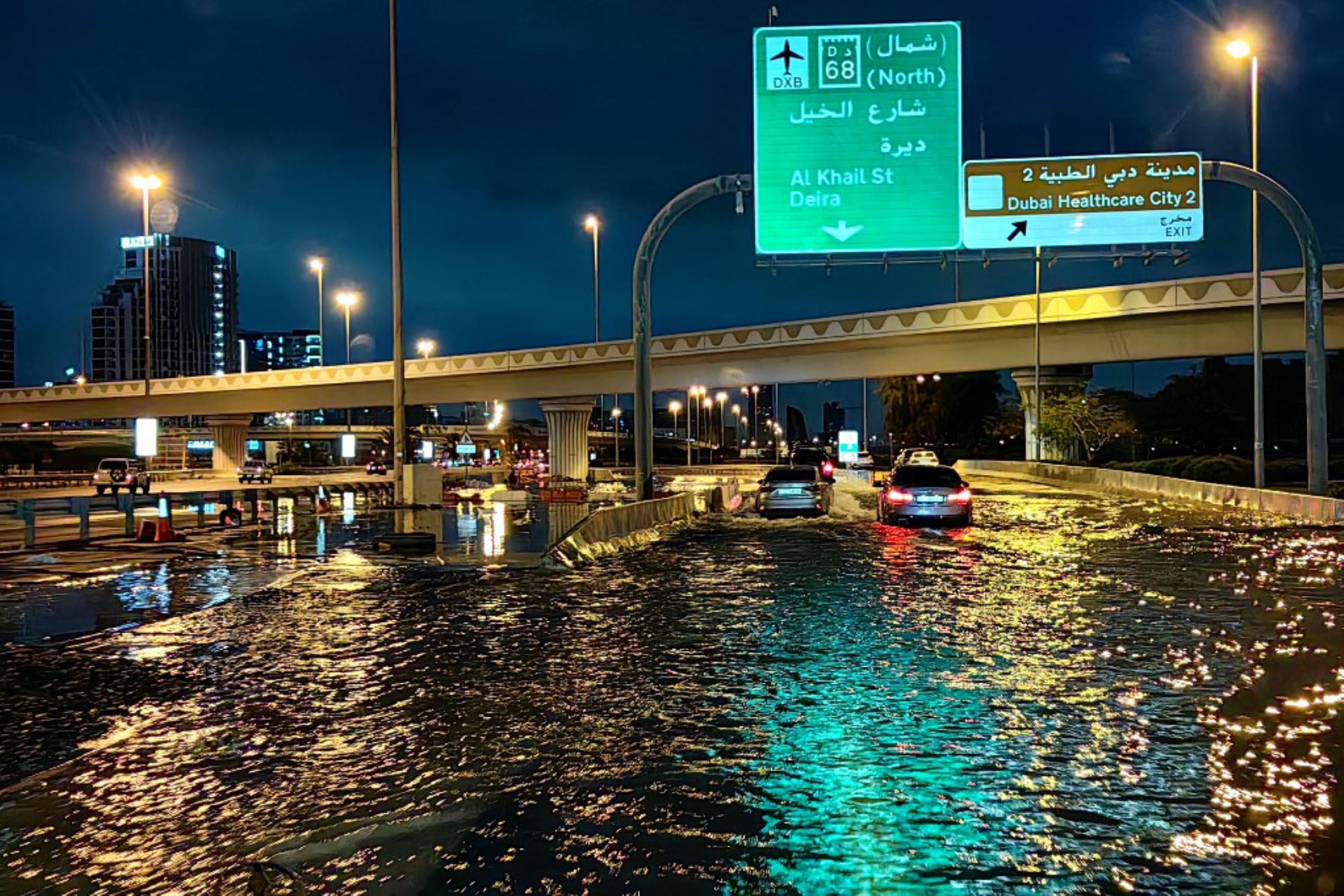 Las inusuales lluvias torrenciales en Dubái provocaron inundaciones en las modernas autopistas y caos en el aeropuerto el miércoles, después de que una tormenta provocara un récord de precipitaciones.  Foto: AFP