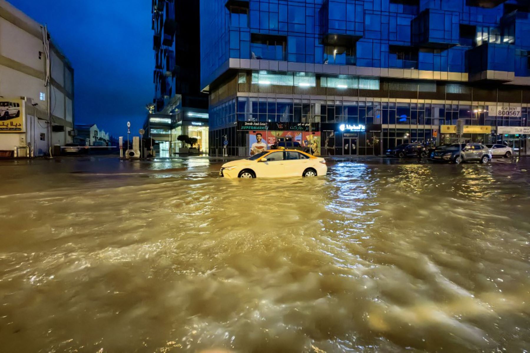 Los 254 milímetros de lluvias, equivalentes a las precipitaciones que reciben Emiratos Árabes Unidos (EAU) en dos años, generaron un atasco monumental en las autopistas de seis carriles y un hombre de 70 años murió en Ras Al Jaimah, informó la policía.  Foto: AFP