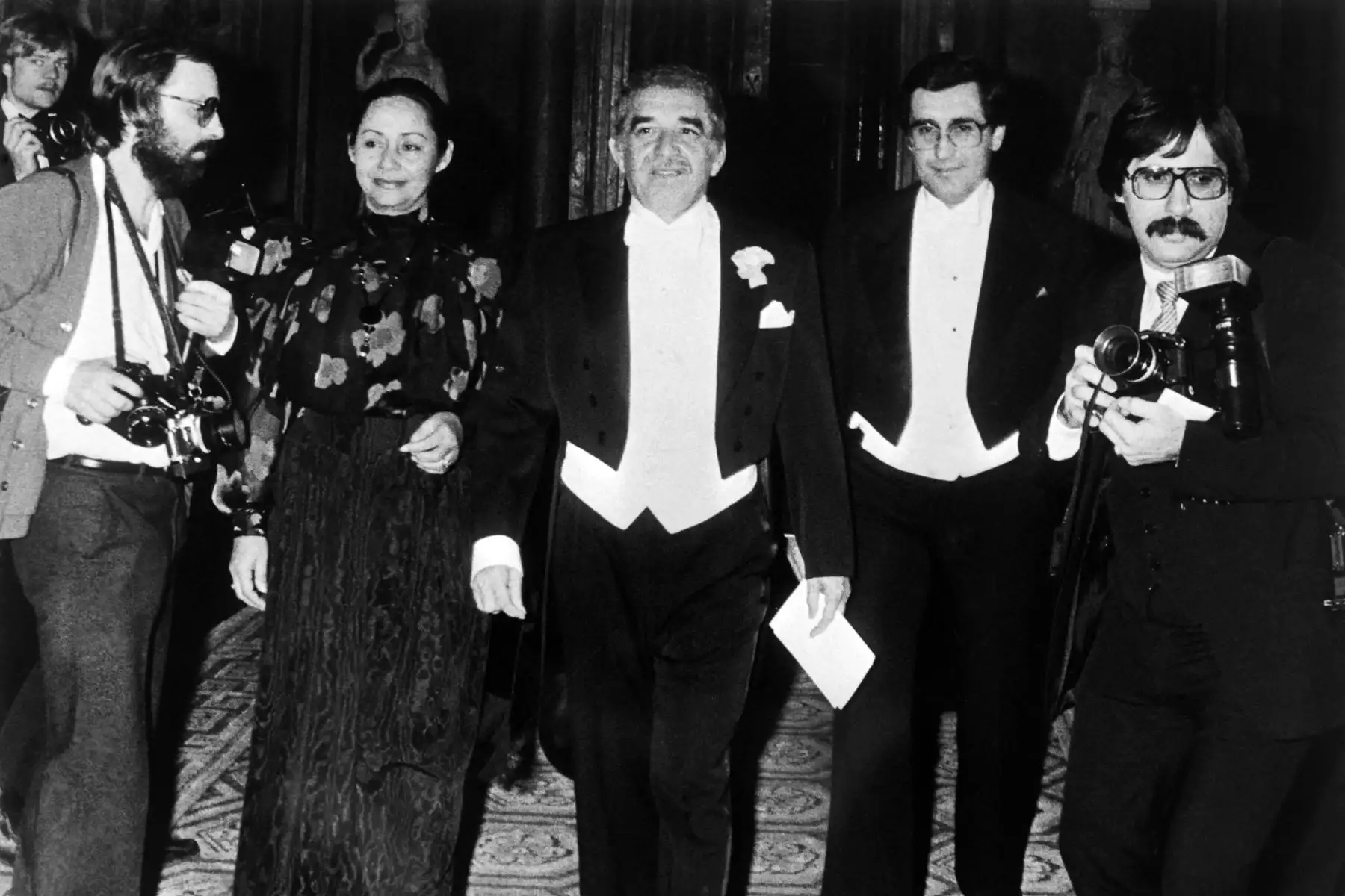 El escritor colombiano Gabriel García Márquez , premio Nobel de literatura, posa acompañado de su esposa Mercedes Barcha  y el ministro de Educación colombiano, Jaime Arias Ramírez, el 11 de diciembre de 1982, en Estocolmo. 
Foto: AFP
