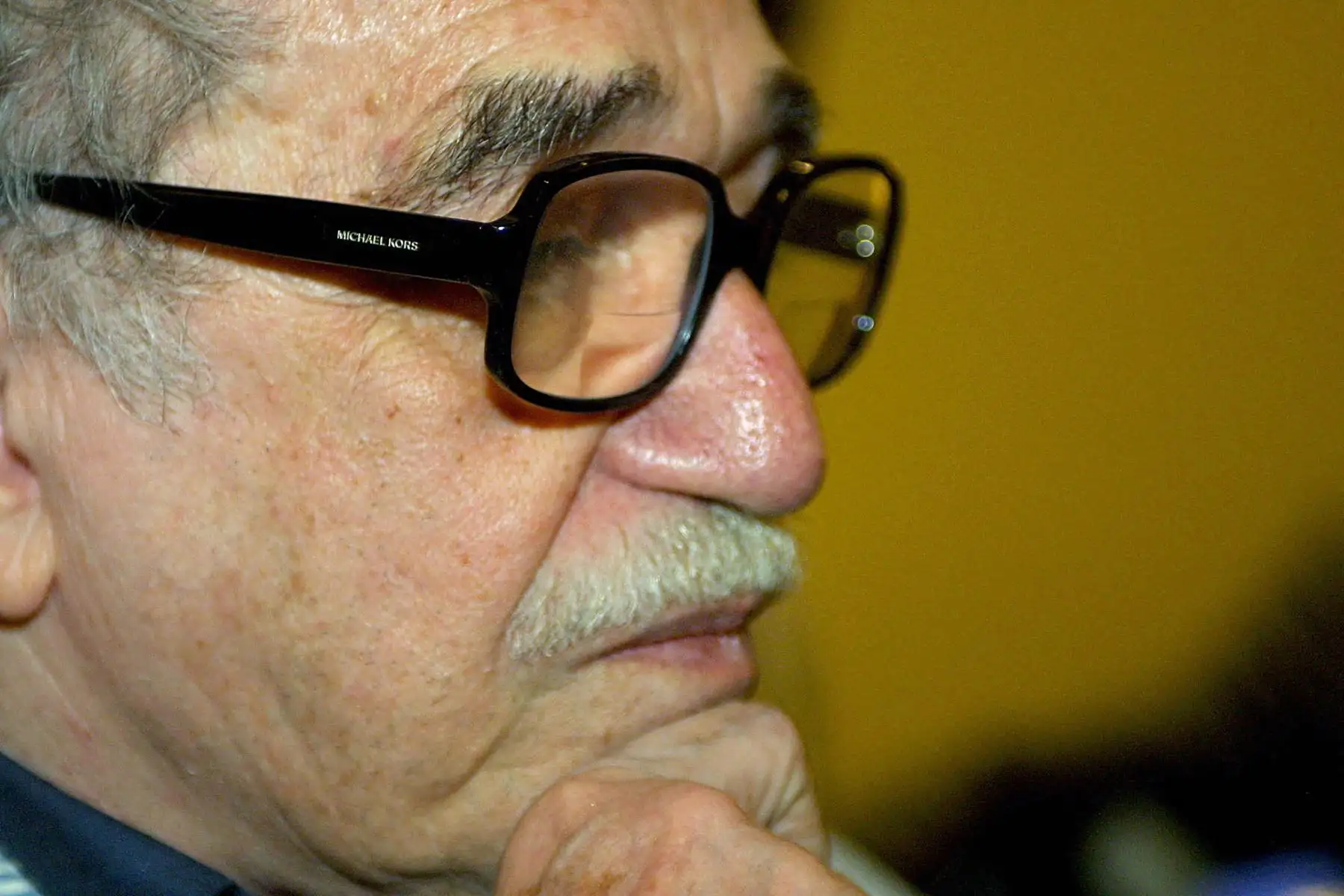 El escritor colombiano Gabriel García Márquez espera durante un encuentro con la comunidad colombiana en Ciudad de México, el 29 de mayo de 2004. García Márquez se reúne con el presidente de Colombia, Álvaro Uribe, quien se encuentra por dos días de visita oficial en México. .
Foto: AFP