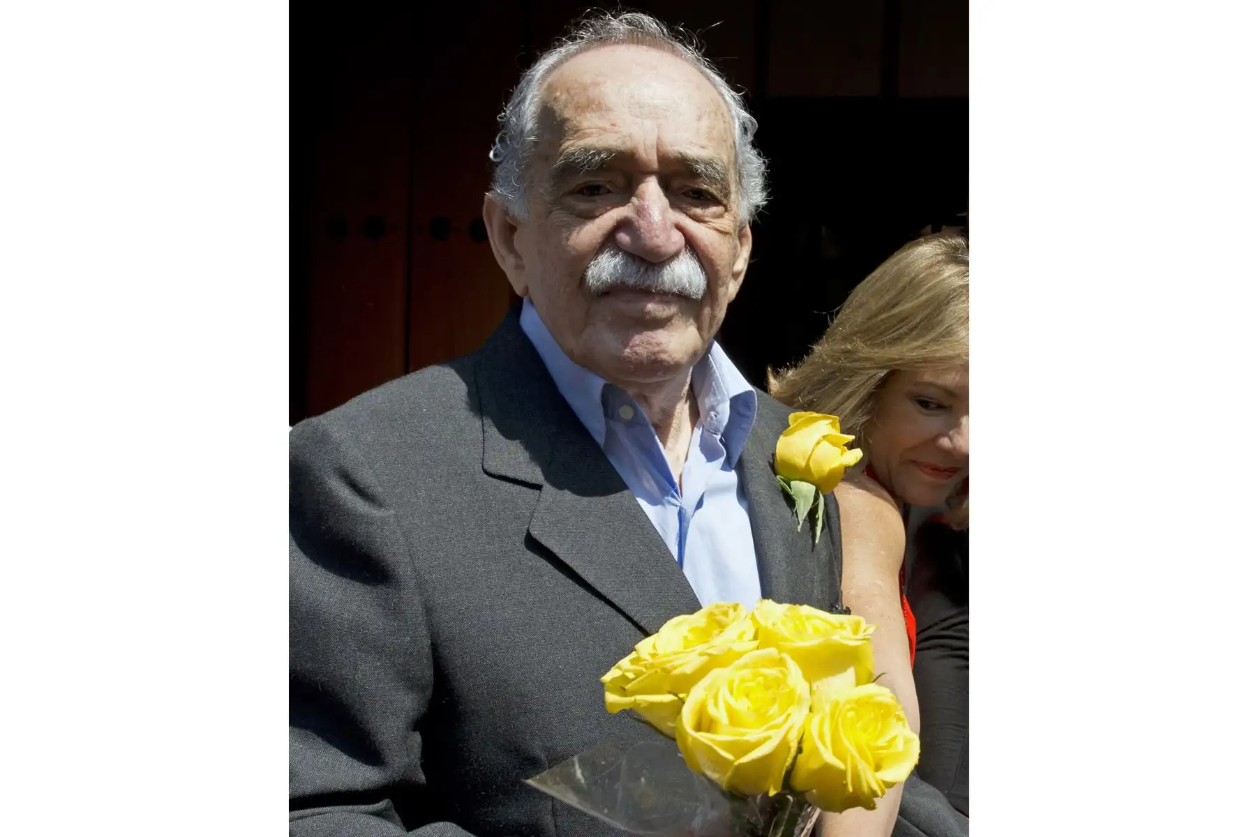 El escritor y periodista colombiano Gabriel García Márquez, premio Nobel de Literatura, posa con un ramo de rosas amarillas que le regaló un periodista en su 87 cumpleaños, en Ciudad de México, el 6 de marzo de 2014. 
Foto: AFP