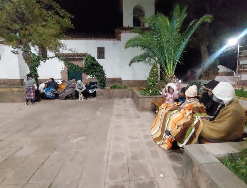 La población de Andahuaylillas y de otras localidades de Cusco salieron a las calles ante el fuerte sismo de magnitud 4.4 registrado esta madrugada. ANDINA/Difusión
