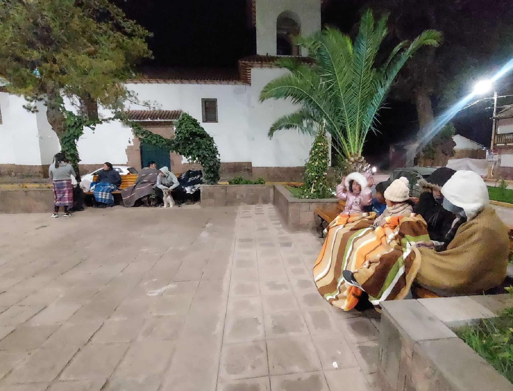 El fuerte sismo de magnitud 4.0, registrado anoche en Cusco, provocó la alarma en la población que tuvo que salir a las calles por el fuerte remezón. Foto: ANDINA/difusión.