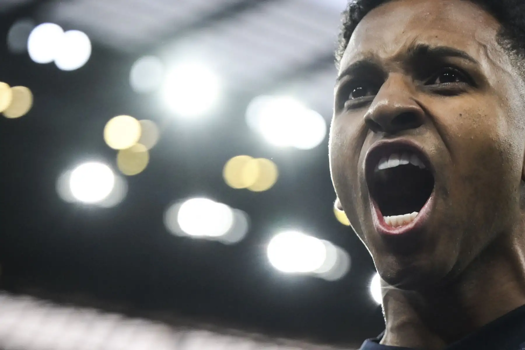 El delantero brasileño #11 del Real Madrid, Rodrygo, celebra después de marcar el primer gol de su equipo durante el partido de vuelta de los cuartos de final de la Liga de Campeones de la UEFA entre el Manchester City y el Real Madrid, en el Etihad Stadium, en Manchester, noroeste de Inglaterra, el 17 de abril. , 2024.
Foto: AFP