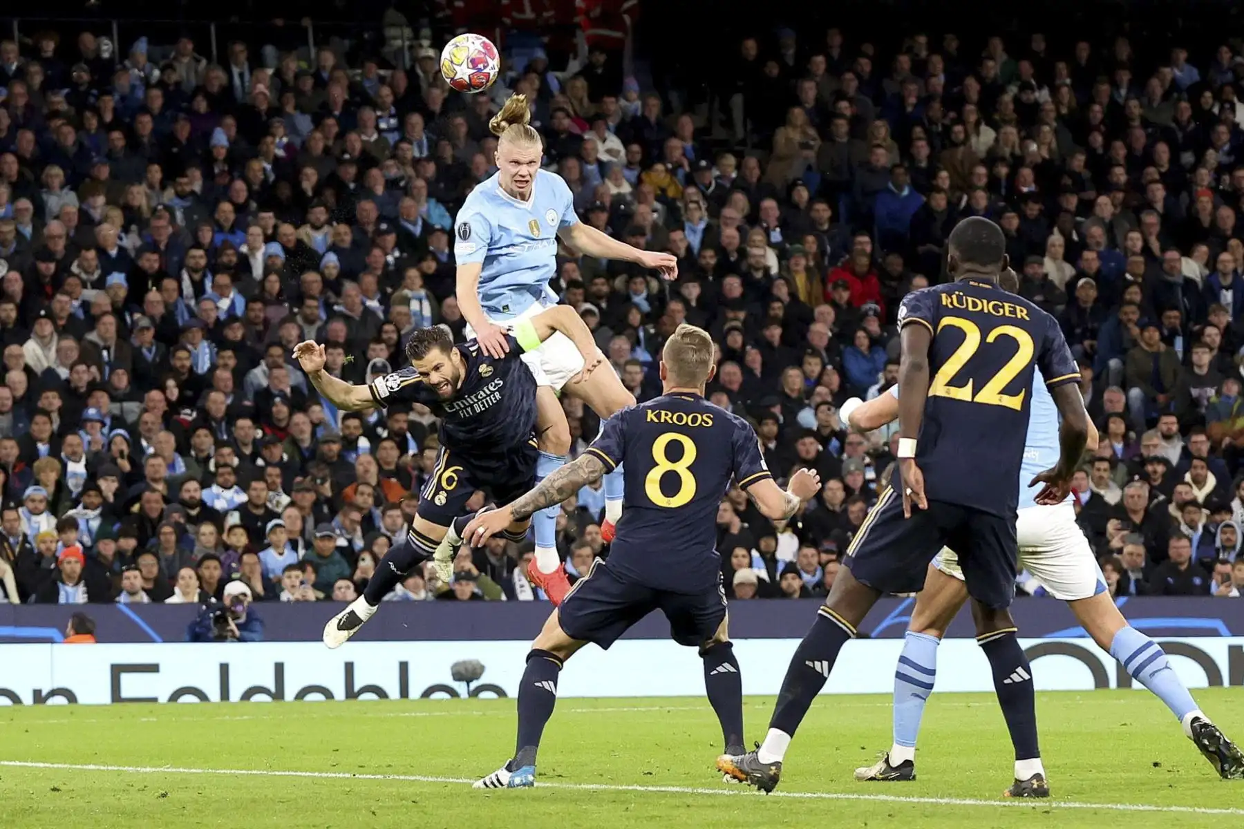 Erling Haaland del Manchester City Nacho del Real Madrid al encabezado durante los cuartos de final de la Liga de Campeones de la UEFA, partido de segundo partido entre Manchester City y Real Madrid en Manchester, Gran Bretaña, 17 de abril de 2024.
Foto: EFE