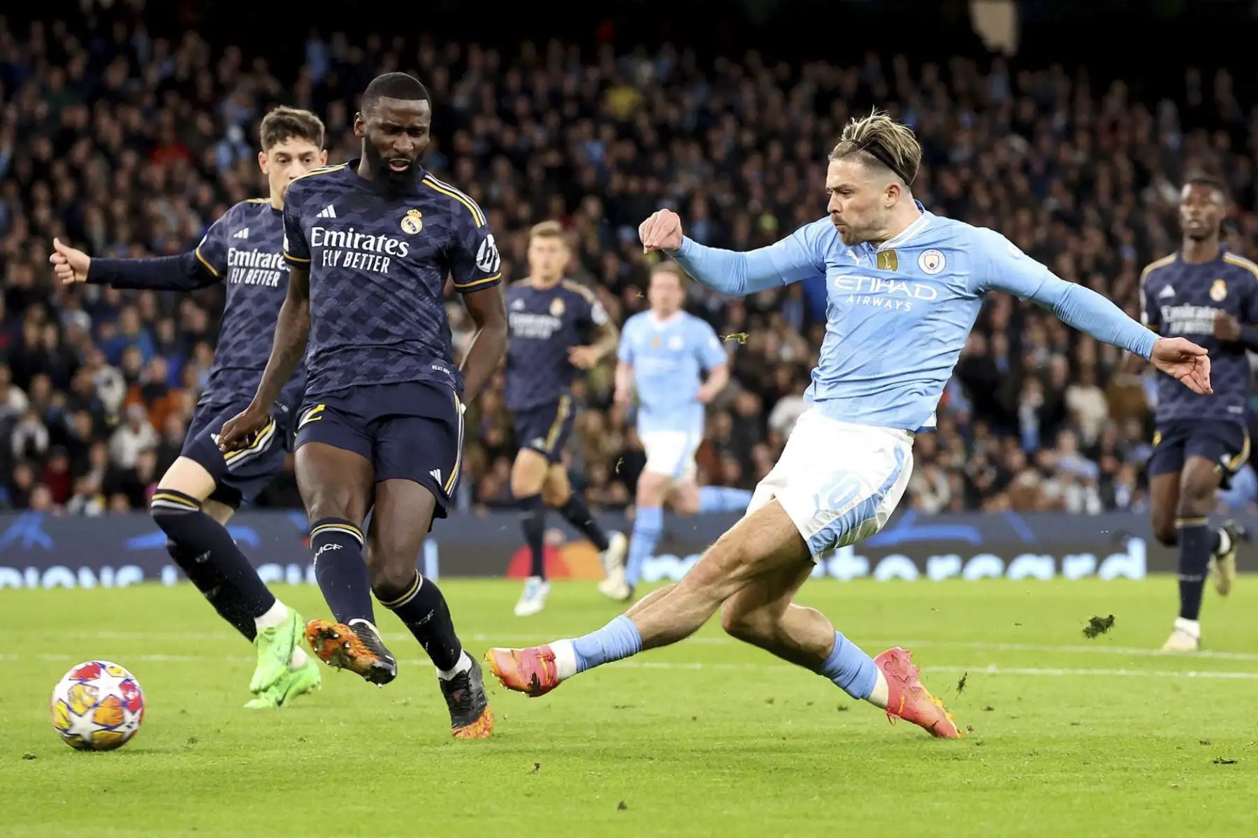 Jack Grealish del Manchester City en acción contra Antonio Ruediger del Real Madrid durante los cuartos de final de la Liga de Campeones de la UEFA, partido de segundo partido entre Manchester City y Real Madrid en Manchester, Gran Bretaña, 17 de abril de 2024.
Foto: EFE