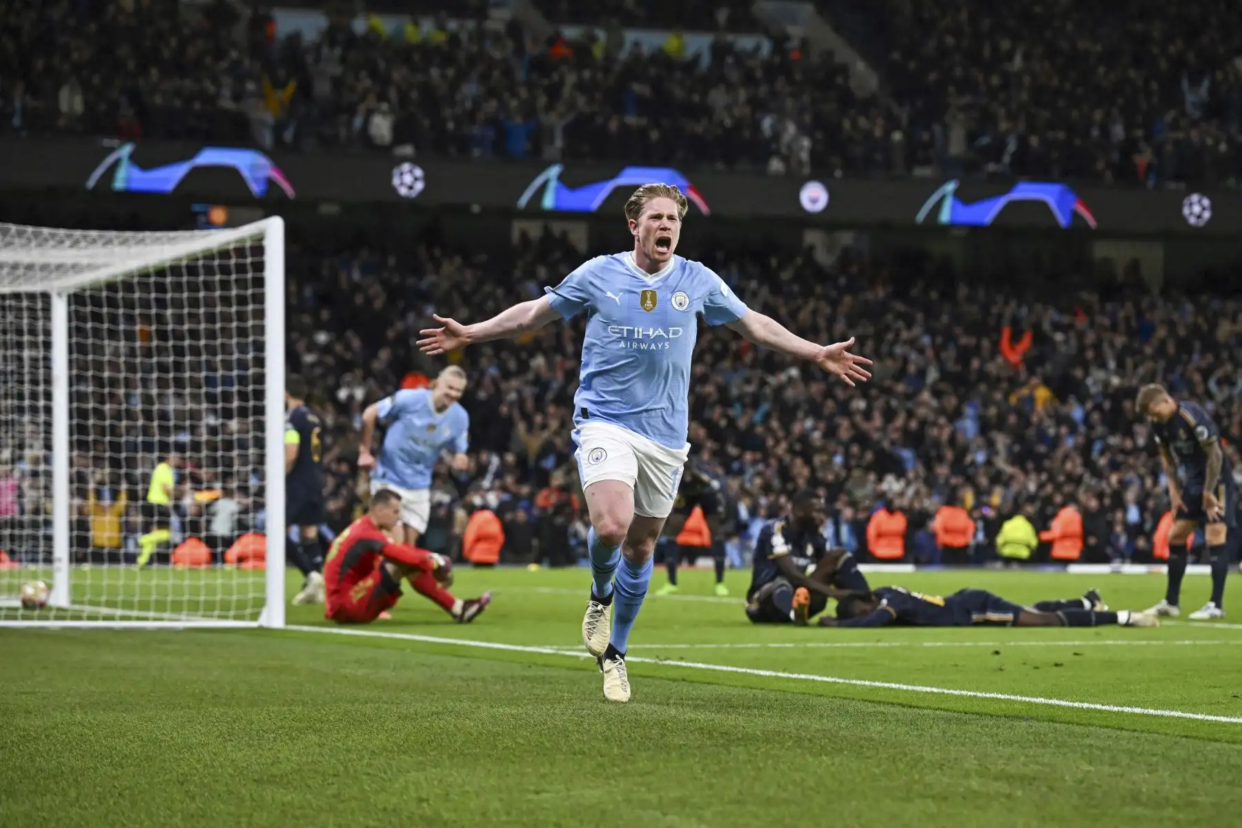 El centrocampista belga #17 del Manchester City Kevin De Bruyne celebra después de anotar el primero de su equipo y el gol del empate durante el partido de vuelta de cuartos de final de la Liga de Campeones de la UEFA entre Manchester City y Real Madrid, en el Etihad Stadium, en Manchester, noroeste de Inglaterra. , el 17 de abril de 2024.
Foto: AFP
