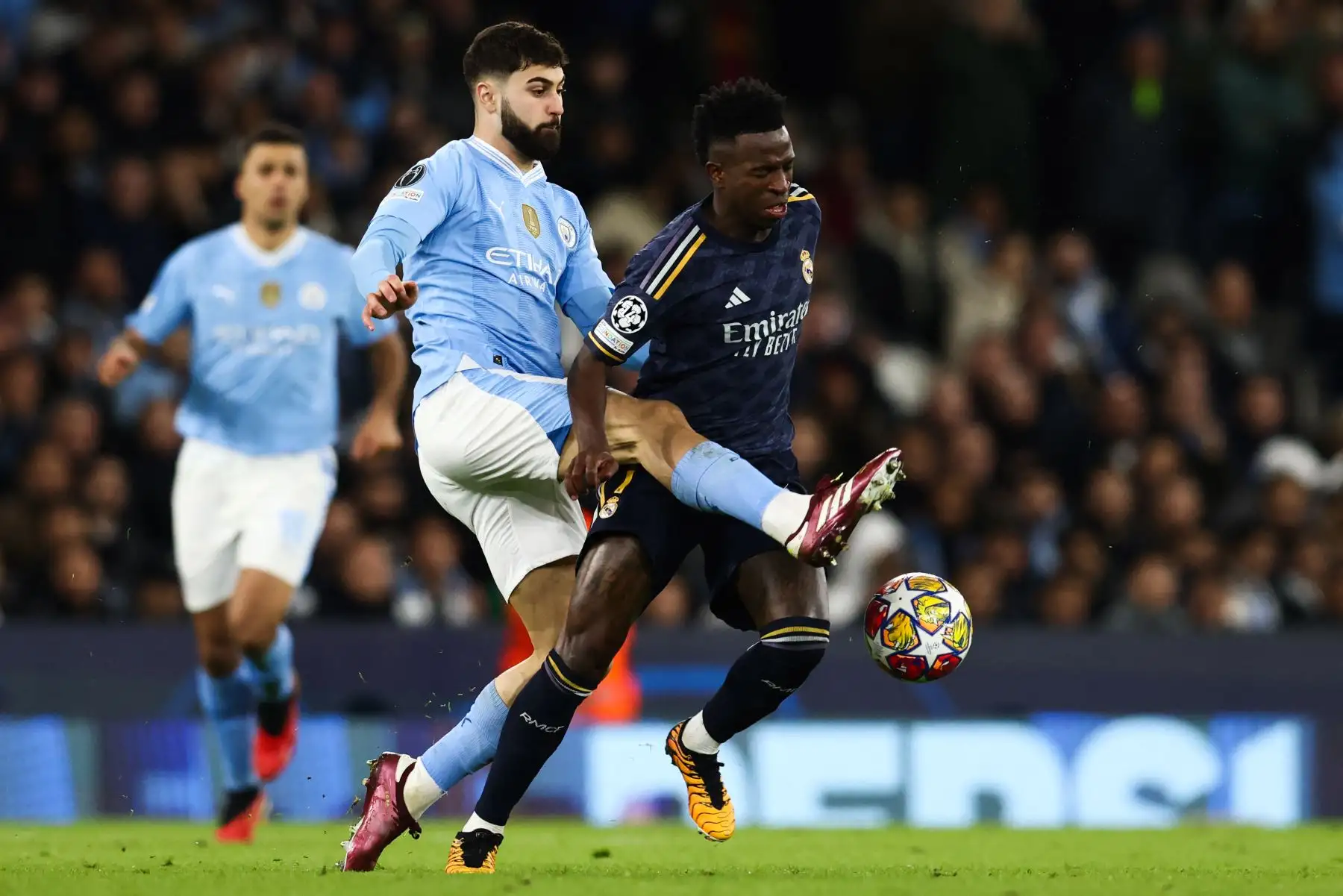 El defensor croata del Manchester City #24 Josko Gvardiol lucha por el balón con el delantero brasileño del Real Madrid #07 Vinicius Junior durante el partido de vuelta de los cuartos de final de la Liga de Campeones de la UEFA entre el Manchester City y el Real Madrid, en el estadio Etihad, en Manchester, al norte. -oeste de Inglaterra, el 17 de abril de 2024.
Foto: AFP