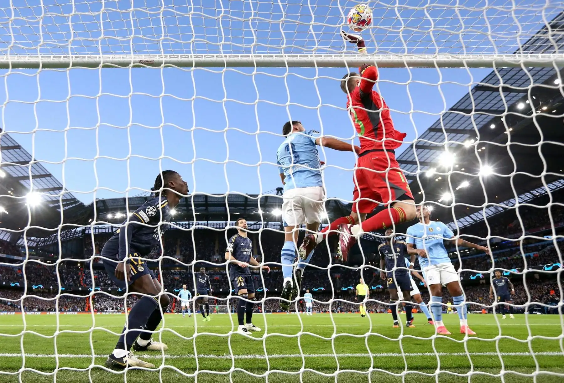 El portero del Real Madrid, Andriy Lunin, en acción durante los cuartos de final de la Liga de Campeones de la UEFA, partido de vuelta entre Manchester City y Real Madrid en Manchester, Gran Bretaña, 17 de abril de 2024.
Foto: EFE