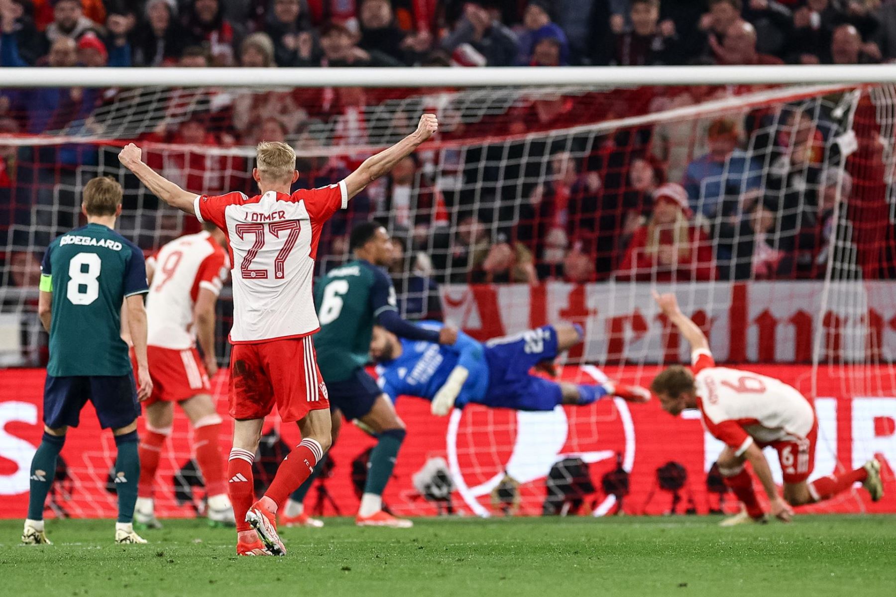 Konrad Laimer del Bayern celebra el gol 1-0 de su compañero Joshua Kimmich durante los cuartos de final de la Liga de Campeones de la UEFA, partido de segundo partido entre el Bayern Munich y el Arsenal en Munich, Alemania, el 17 de abril de 2024.
Foto: