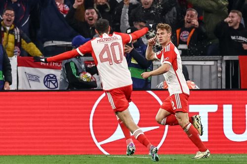 Joshua Kimmich del Bayern celebra con su compañero Noussair Mazraoui tras marcar el gol 1-0 durante el partido de vuelta de los cuartos de final de la Liga de Campeones de la UEFA entre el Bayern Munich y el Arsenal en Munich, Alemania, el 17 de abril de 2024.Foto: EFE
