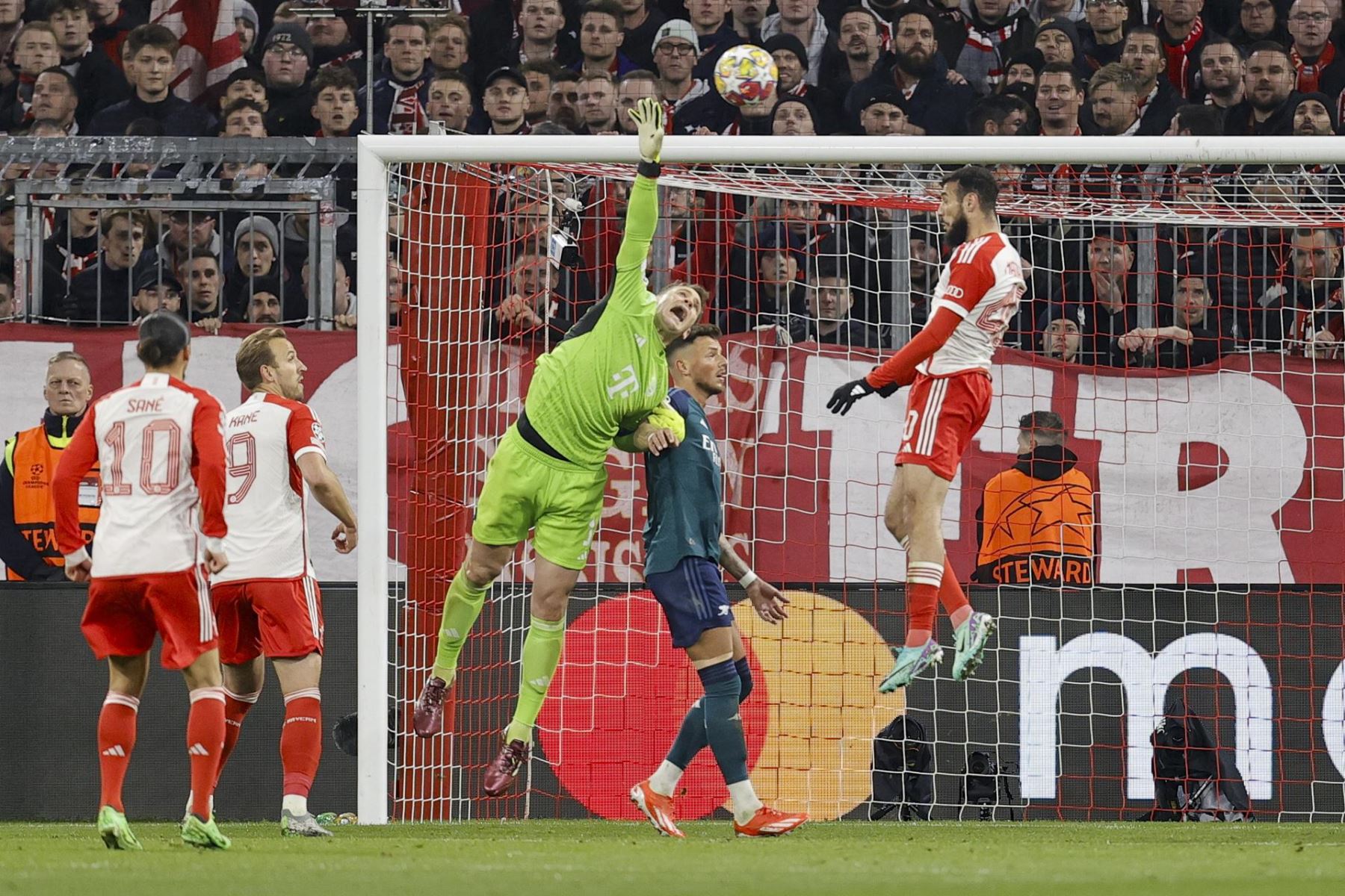 El portero de Múnich, Manuel Neuer, en acción durante los cuartos de final de la Liga de Campeones de la UEFA, partido de vuelta entre el Bayern de Múnich y el Arsenal en Múnich, Alemania, el 17 de abril de 2024.
Foto:EFE