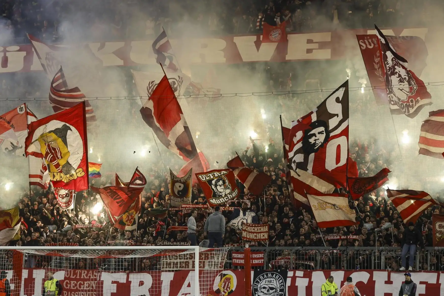 Los aficionados del Bayern encienden bengalas durante el partido de vuelta de los cuartos de final de la Liga de Campeones de la UEFA entre el Bayern de Múnich y el Arsenal en Múnich, Alemania, el 17 de abril de 2024.
Foto: EFE