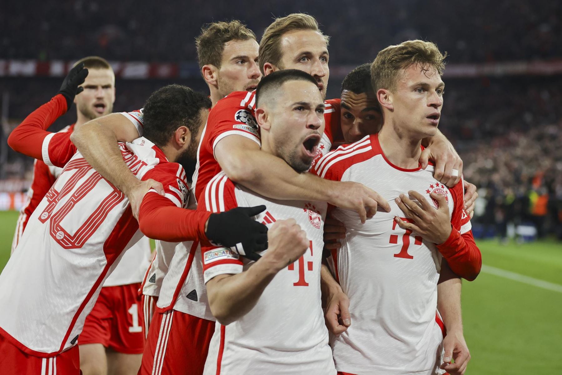 Joshua Kimmich, de Múnich, celebra con sus compañeros de equipo tras anotar 1-0 durante el partido de vuelta de los cuartos de final de la Liga de Campeones de la UEFA entre el Bayern de Múnich y el Arsenal en Múnich, Alemania, el 17 de abril de 2024.
Foto: EFE