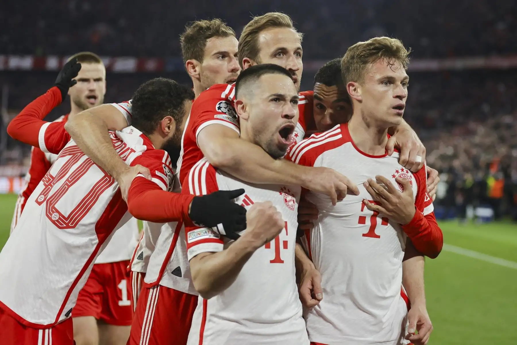 Joshua Kimmich, de Múnich, celebra con sus compañeros de equipo tras anotar 1-0 durante el partido de vuelta de los cuartos de final de la Liga de Campeones de la UEFA entre el Bayern de Múnich y el Arsenal en Múnich, Alemania, el 17 de abril de 2024.
Foto: EFE