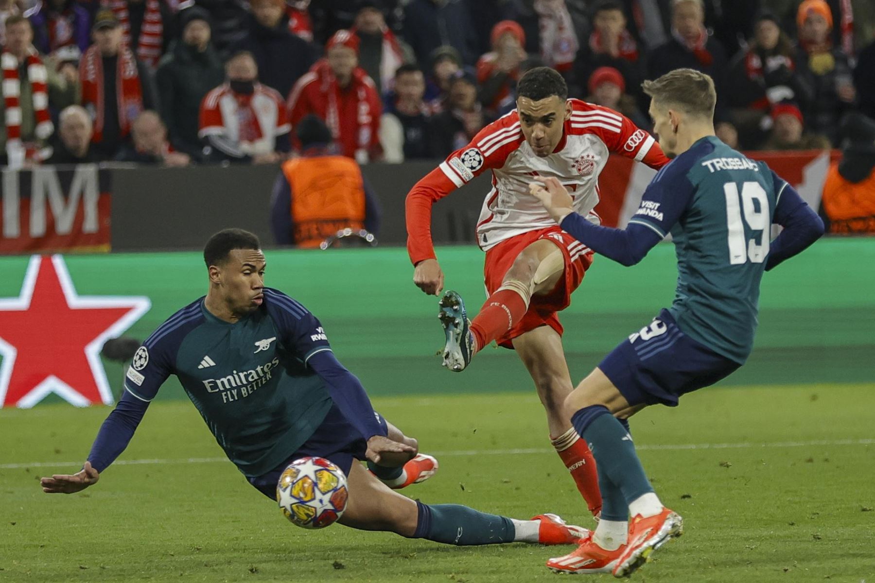 Jamal Musiala de Múnich dispara a portería durante el partido de vuelta de los cuartos de final de la Liga de Campeones de la UEFA entre el Bayern de Múnich y el Arsenal en Múnich, Alemania, el 17 de abril de 2024.
Foto: EFE
