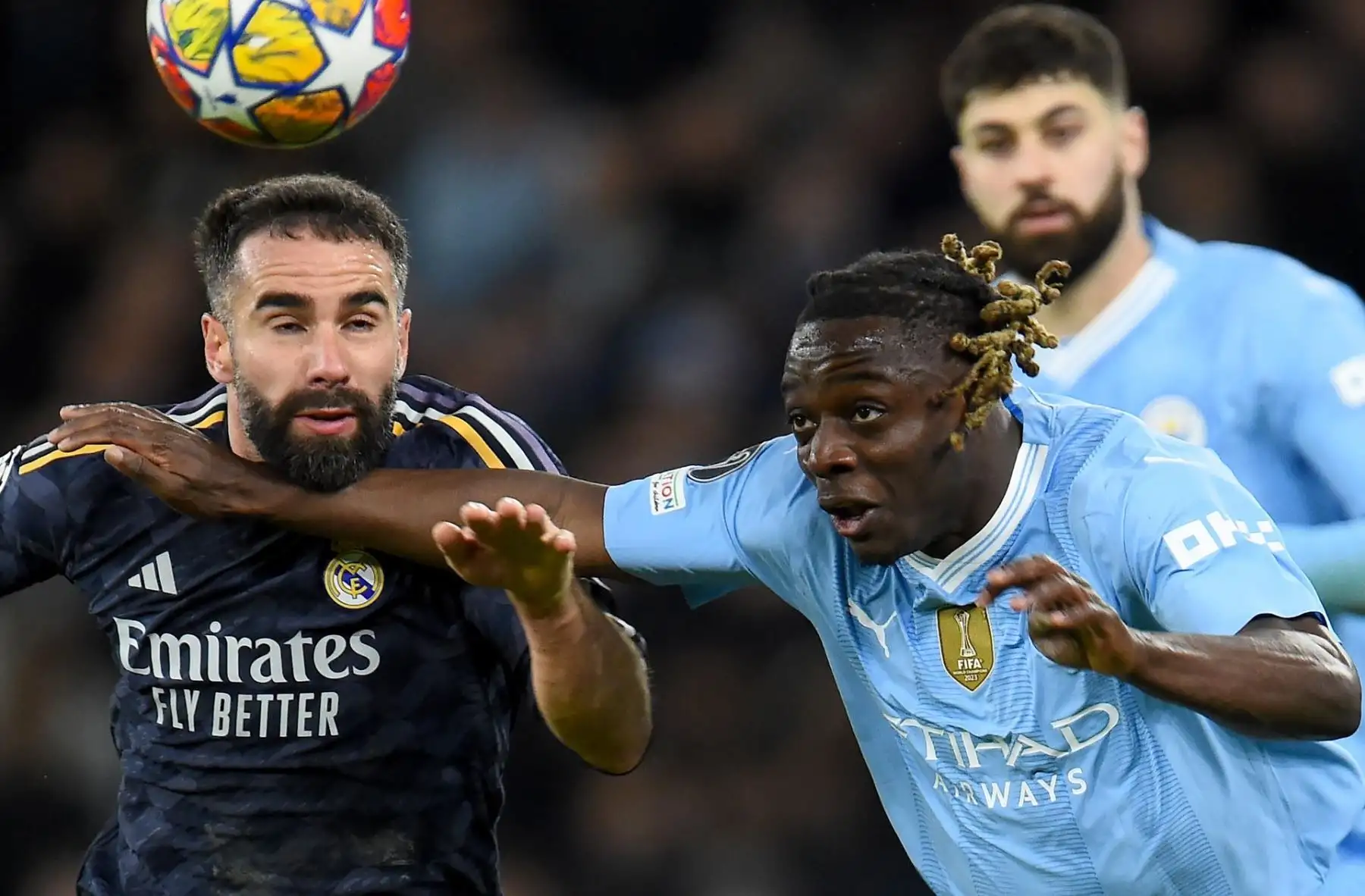 Jeremy Doku del Manchester City en acción contra Dani Carvajal del Real Madrid durante el partido de vuelta de los cuartos de final de la Liga de Campeones de la UEFA entre el Manchester City y el Real Madrid en Manchester, Gran Bretaña, el 17 de abril de 2024.
Foto: EFE