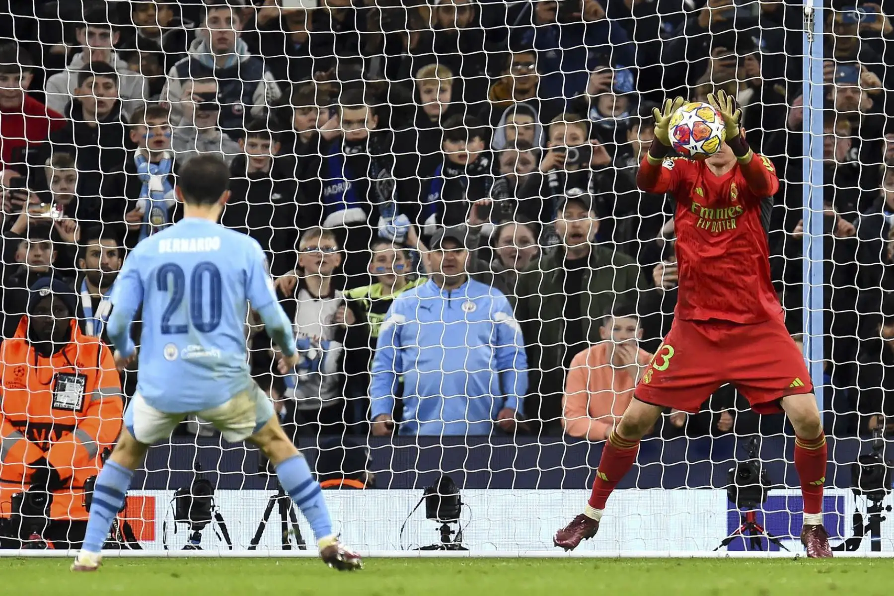 El portero del Real Madrid, Andriy Lunin, salva el penalti de Bernardo Silva del Manchester City durante la tanda de penaltis de los cuartos de final de la Liga de Campeones de la UEFA, partido de vuelta entre el Manchester City y el Real Madrid en Manchester, Gran Bretaña, el 17 de abril de 2024.
Foto: EFE