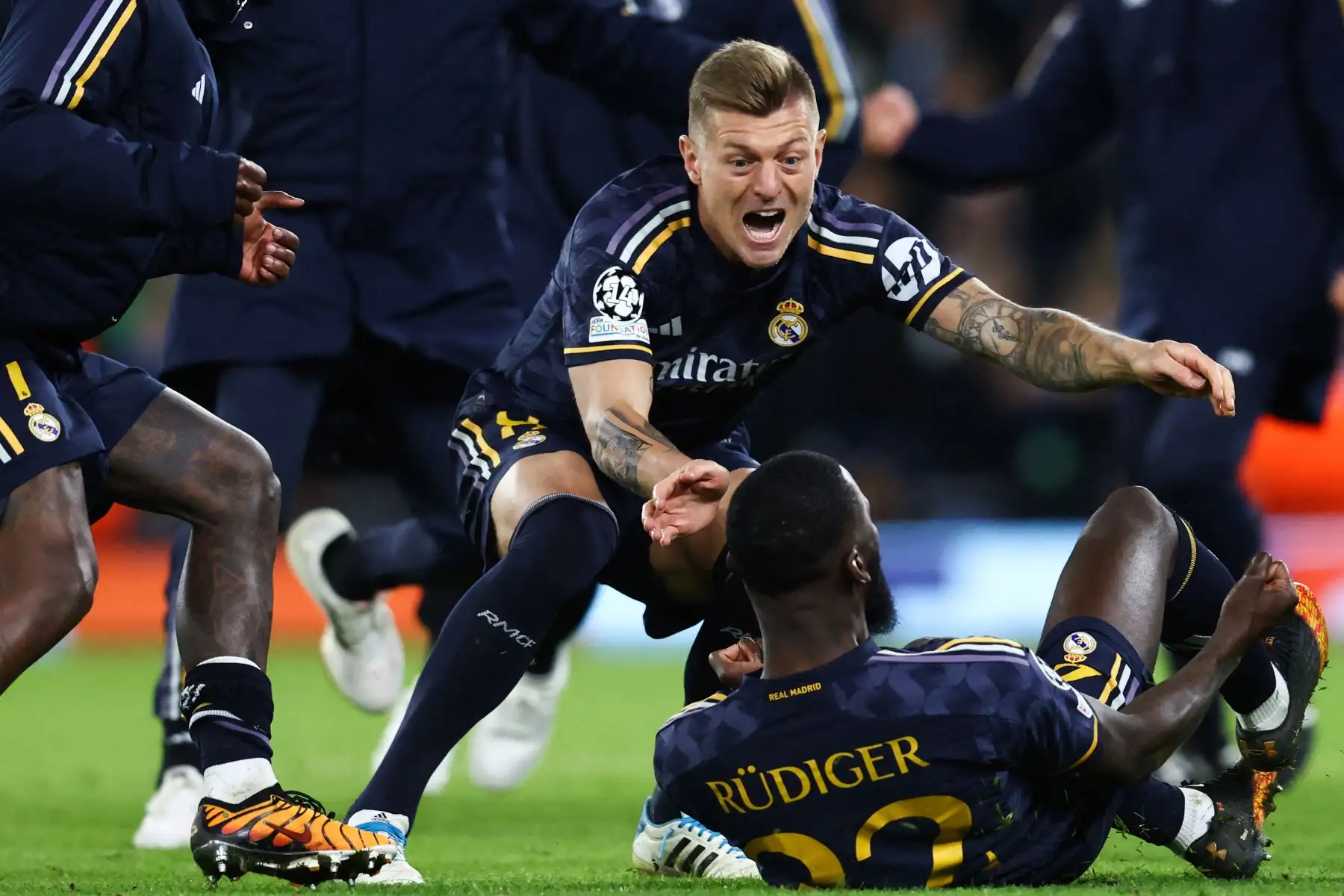El defensor alemán del Real Madrid , Antonio Rudiger celebra con sus compañeros de equipo después de anotar el penalti ganador durante la tanda de penales durante el partido de fútbol de vuelta de cuartos de final de la Liga de Campeones de la UEFA entre Manchester City y Real Madrid, en el estadio Etihad, en Manchester, al norte. oeste de Inglaterra.
Foto: AFP