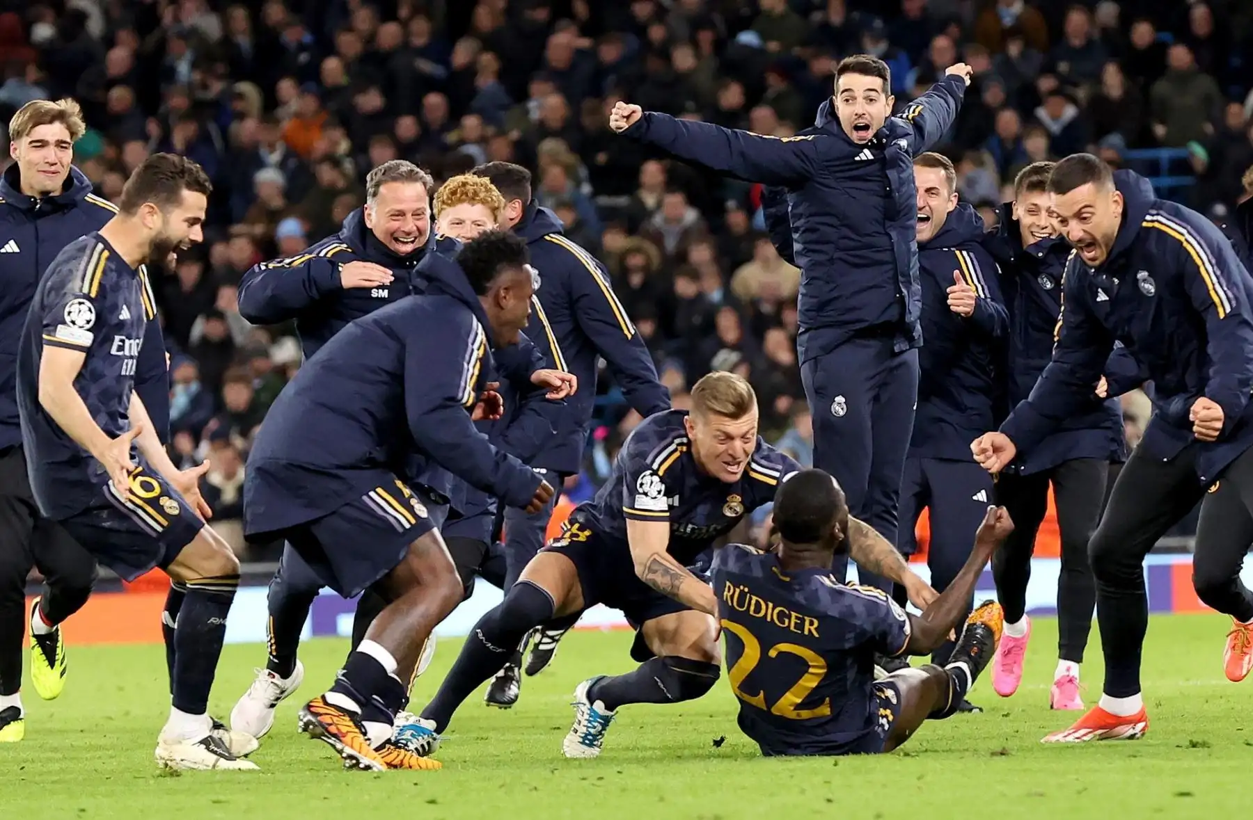 Antonio Ruediger del Real Madrid es celebrado por sus compañeros de equipo después de anotar el penalti ganador en la tanda de penaltis durante el partido de vuelta de los cuartos de final de la Liga de Campeones de la UEFA entre el Manchester City y el Real Madrid en Manchester, Gran Bretaña, el 17 de abril de 2024.
Foto: EFE