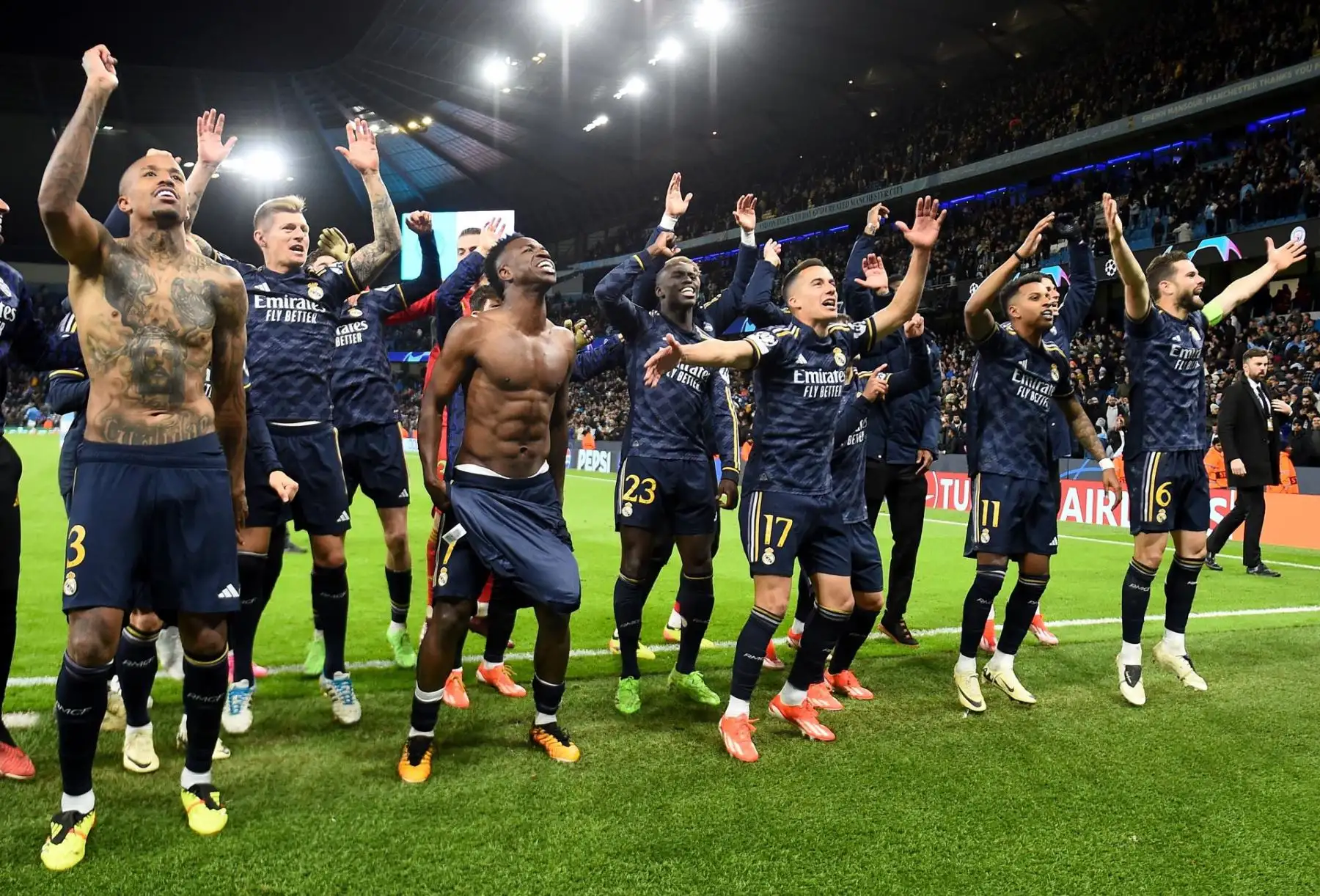 Los jugadores del Real Madrid celebran tras ganar la tanda de penaltis de los cuartos de final de la Liga de Campeones de la UEFA, partido de vuelta entre el Manchester City y el Real Madrid en Manchester, Gran Bretaña, el 17 de abril de 2024. 
Foto: EFE