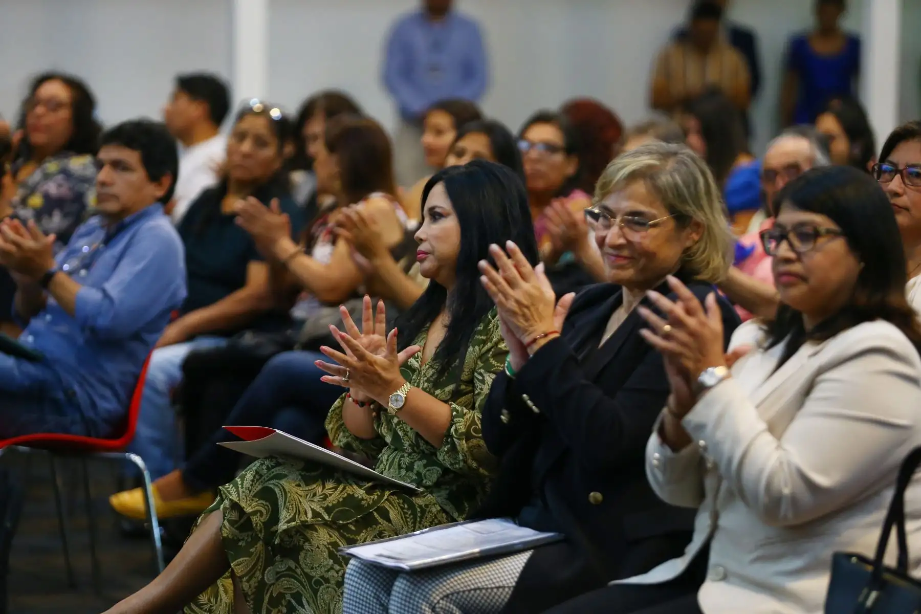 Mincetur realiza el lanzamiento del Concurso Público “ Somos Artesanía ”, iniciativa que otorgará apoyo económico para fortalecer el desarrollo de los artesanos del Perú.
La ceremonia es presidida por la ministra de Comercio Exterior y Turismo , Elizabeth Galdo, quien estuvo acompañada por el director general de Artesanía del Mincetur, José Padilla, y destacados artesanos del país.
Foto: ANDINA/Eddy Ramos