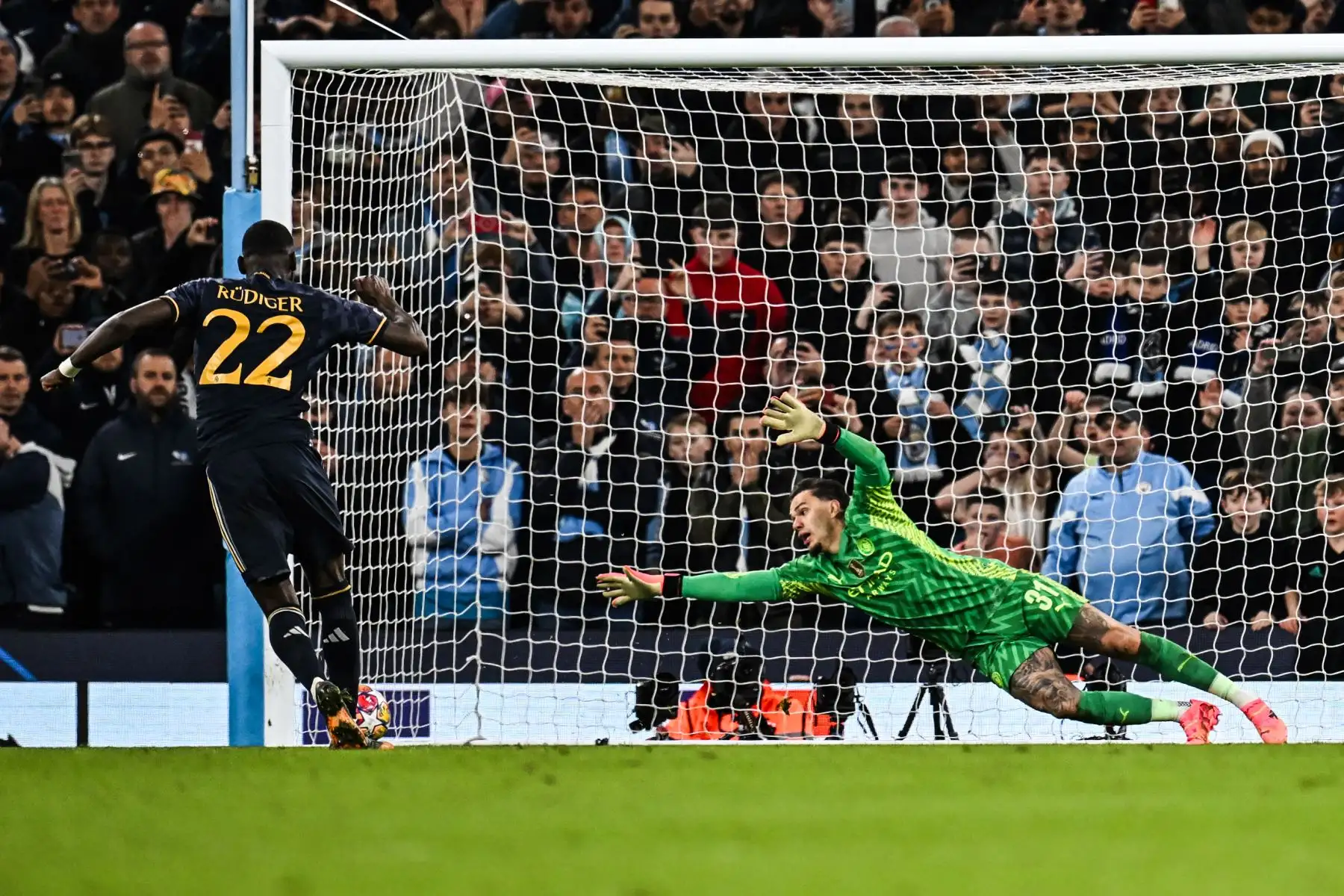 El defensor alemán del Real Madrid #22 Antonio Rudiger anota el penal ganador pasando al portero brasileño del Manchester City #31 Ederson durante la tanda de penaltis durante el partido de fútbol de vuelta de los cuartos de final de la Liga de Campeones de la UEFA entre el Manchester City y el Real Madrid, en el Etihad Stadium, en Manchester, noroeste de Inglaterra, el 17 de abril de 2024.
Foto: AFP