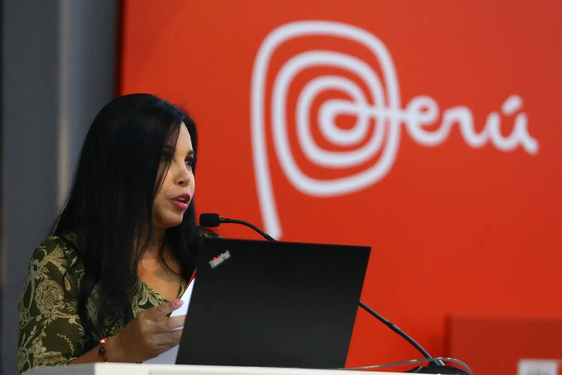 Mincetur realiza el lanzamiento del Concurso Público “ Somos Artesanía ”, iniciativa que otorgará apoyo económico para fortalecer el desarrollo de los artesanos del Perú.
La ceremonia es presidida por la ministra de Comercio Exterior y Turismo , Elizabeth Galdo, quien estuvo acompañada por el director general de Artesanía del Mincetur, José Padilla, y destacados artesanos del país.
Foto: ANDINA/Eddy Ramos