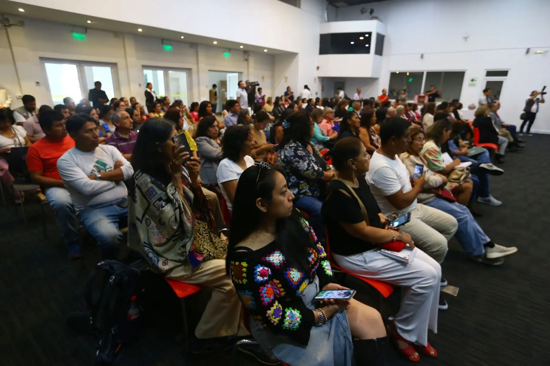 Mincetur realiza el lanzamiento del Concurso Público “ Somos Artesanía ”, iniciativa que otorgará apoyo económico para fortalecer el desarrollo de los artesanos del Perú.
La ceremonia es presidida por la ministra de Comercio Exterior y Turismo , Elizabeth Galdo, quien estuvo acompañada por el director general de Artesanía del Mincetur, José Padilla, y destacados artesanos del país.
Foto: ANDINA/Eddy Ramos