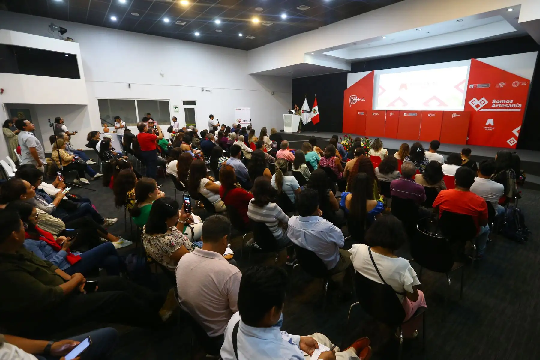 Mincetur realiza el lanzamiento del Concurso Público “ Somos Artesanía ”, iniciativa que otorgará apoyo económico para fortalecer el desarrollo de los artesanos del Perú.
La ceremonia es presidida por la ministra de Comercio Exterior y Turismo , Elizabeth Galdo, quien estuvo acompañada por el director general de Artesanía del Mincetur, José Padilla, y destacados artesanos del país.
Foto: ANDINA/Eddy Ramos