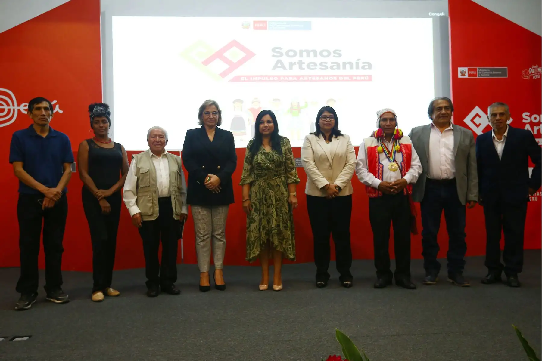 Mincetur realiza el lanzamiento del Concurso Público “ Somos Artesanía ”, iniciativa que otorgará apoyo económico para fortalecer el desarrollo de los artesanos del Perú.
La ceremonia es presidida por la ministra de Comercio Exterior y Turismo , Elizabeth Galdo, quien estuvo acompañada por el director general de Artesanía del Mincetur, José Padilla, y destacados artesanos del país.
Foto: ANDINA/Eddy Ramos