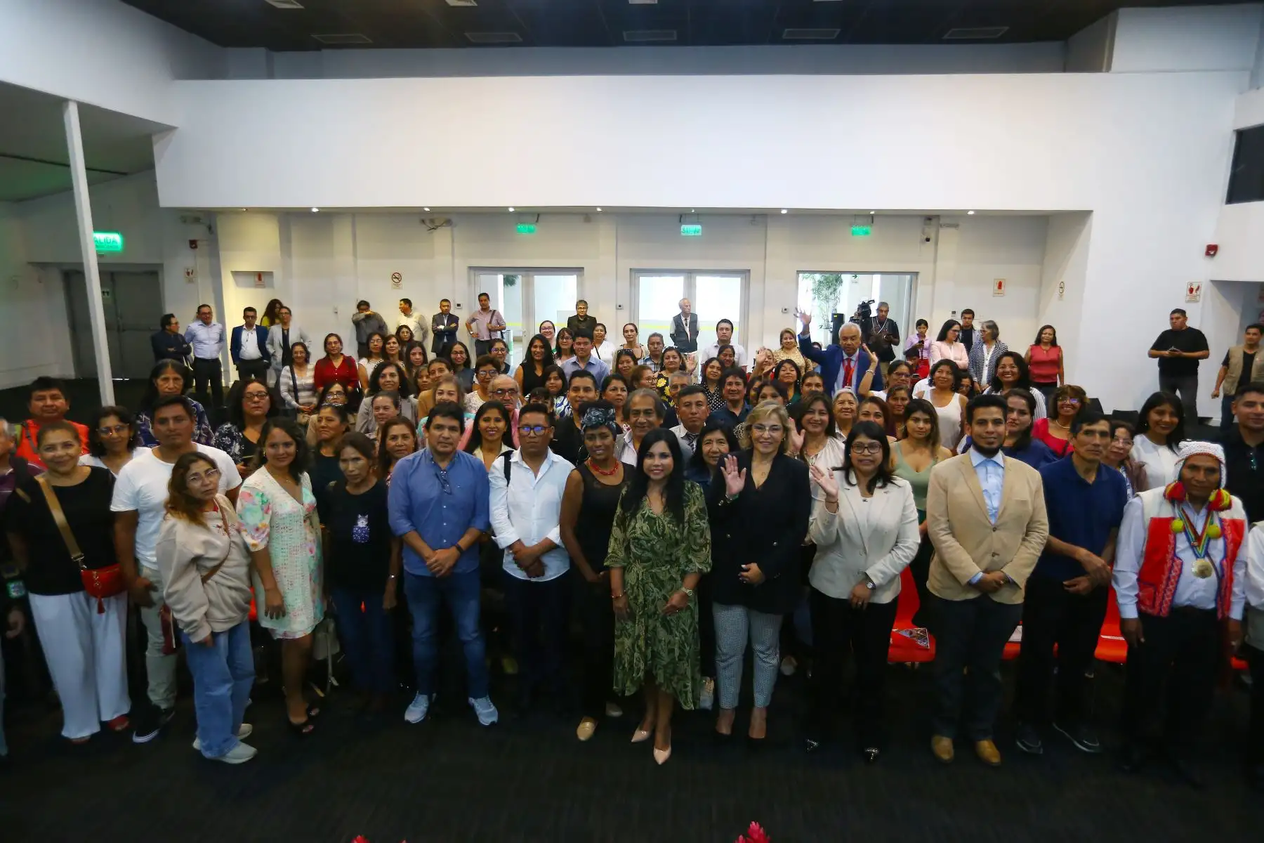 Mincetur realiza el lanzamiento del Concurso Público “ Somos Artesanía ”, iniciativa que otorgará apoyo económico para fortalecer el desarrollo de los artesanos del Perú.
La ceremonia es presidida por la ministra de Comercio Exterior y Turismo , Elizabeth Galdo, quien estuvo acompañada por el director general de Artesanía del Mincetur, José Padilla, y destacados artesanos del país.
Foto: ANDINA/Eddy Ramos