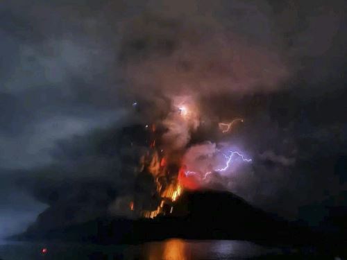 Una fotografía proporcionada por el Centro Indonesio de Vulcanología y Mitigación de Riesgos Geológicos muestra humo y lava en erupción del Monte Ruang, Foto: EFE