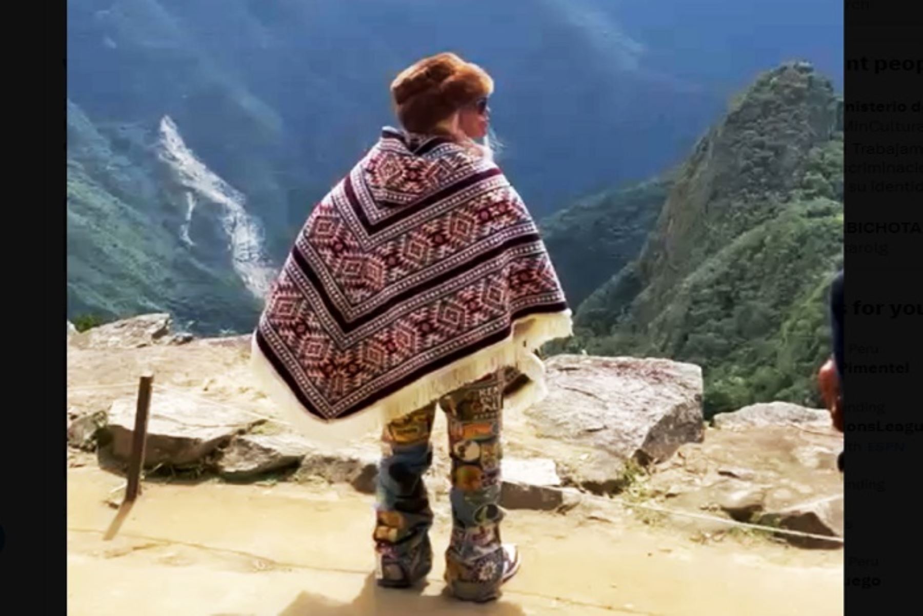 Karol G lució poncho andino durante visita a la llaqta o ciudadela inca de Machu Picchu, en la región Cusco.